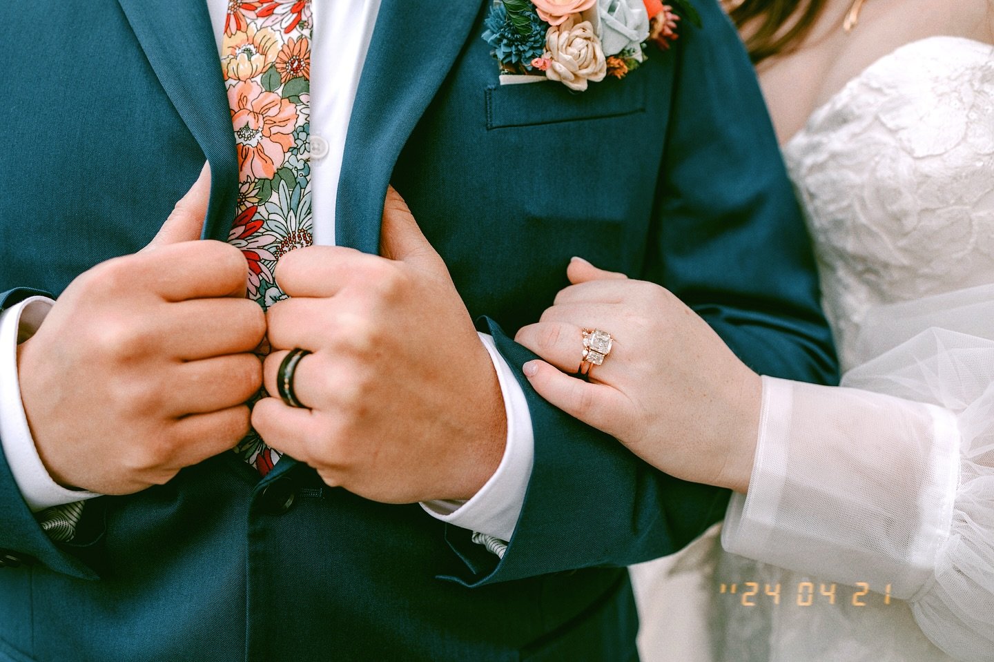 Fun fact: the tradition of the wedding ring dates back to ancient Egypt, where circles were seen as symbols of eternity. Fast forward to today, and wedding bands still symbolize everlasting love and commitment. 💍❤️