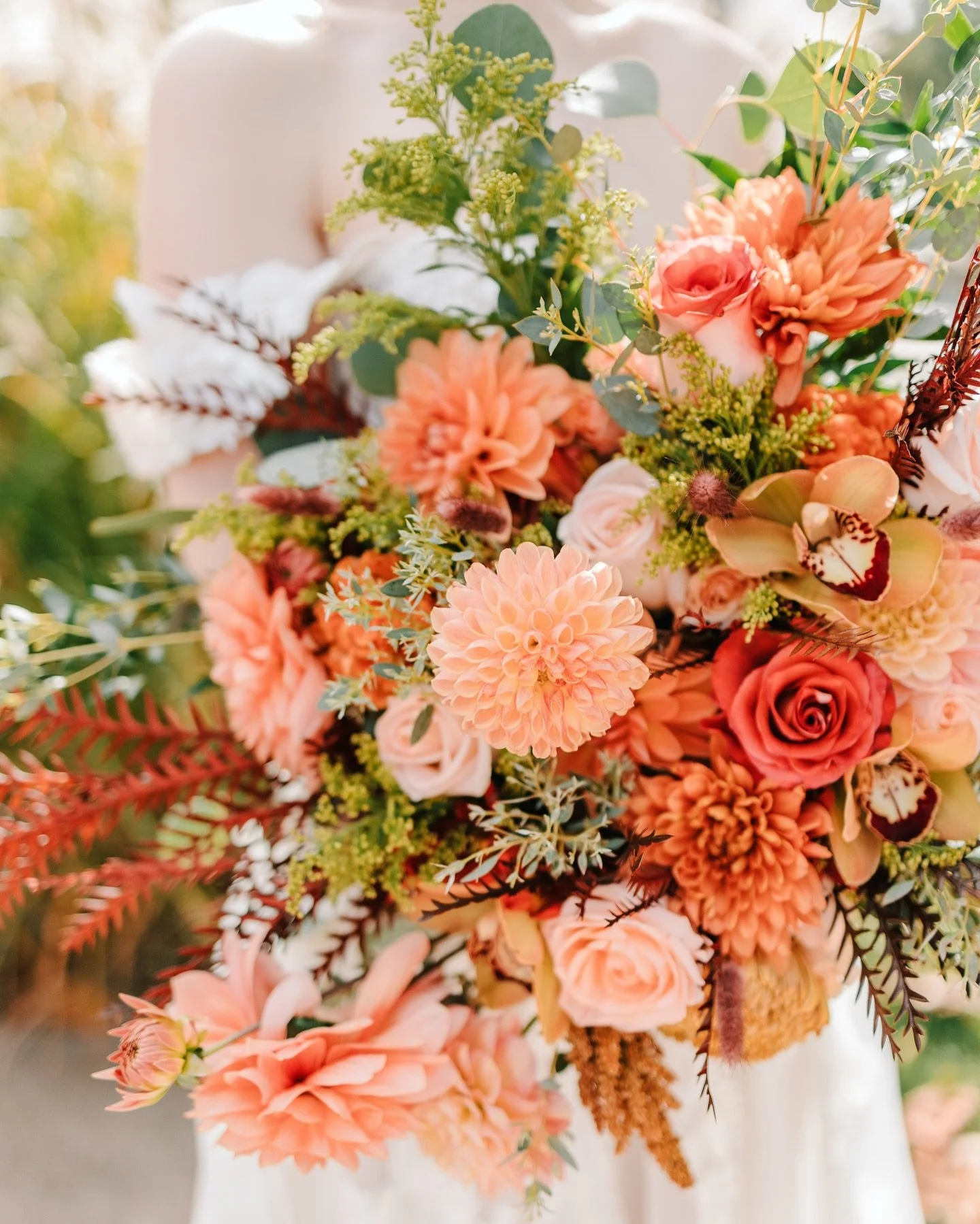 🍂 Looking back on these moments from last year has me swooning all over again. The warm orange blooms, lush greenery, and those perfect golden-hour colors&mdash;everything about this fall wedding was pure magic. It&rsquo;s the kind of day that remin