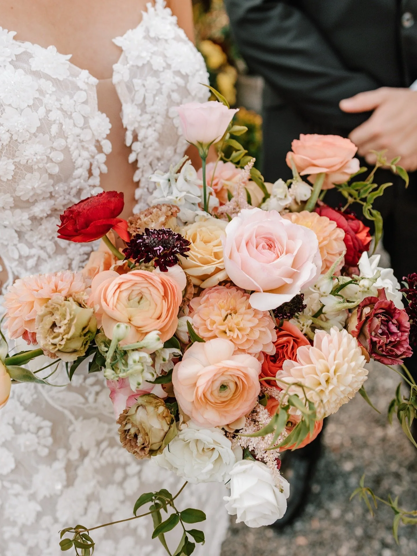 Autumn colors but make it romantic 🌹🍂
These blooms had everything&hellip; soft blush roses, bold ranunculus, and those rich moody pops that make fall florals feel so timeless. Pair them with candlelight and a little golden hour magic and you&rsquo;