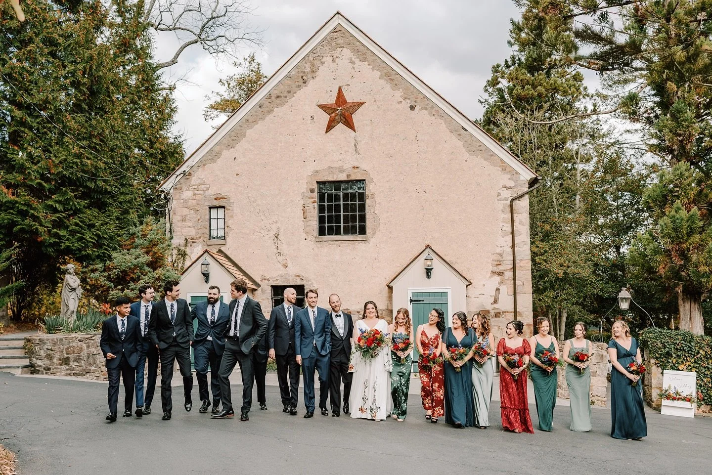 I&rsquo;ll never get over a fall wedding. The colors, the cozy light, the warmth of it all&hellip; pure magic. 🍁 And can we talk about this multicolored wedding party?! Every single shade looked incredible together, and somehow it all just worked. P