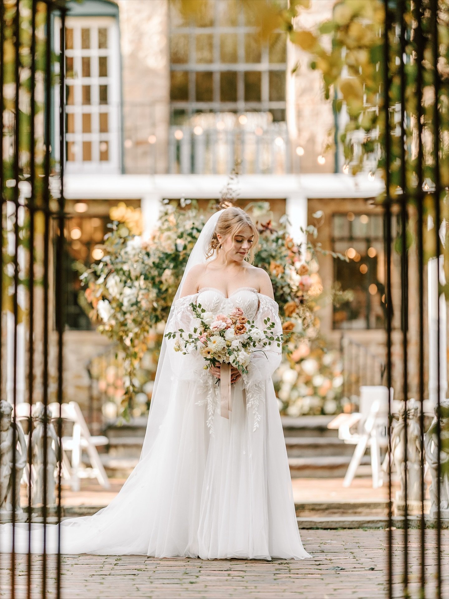 Had to share a few sneak peeks from this dreamy day because&hellip; how could I not?! Every detail was pure magic, from the lush florals to the golden fall light to these two who couldn&rsquo;t stop smiling.
⁠
Venue vibes that feel straight out of a 