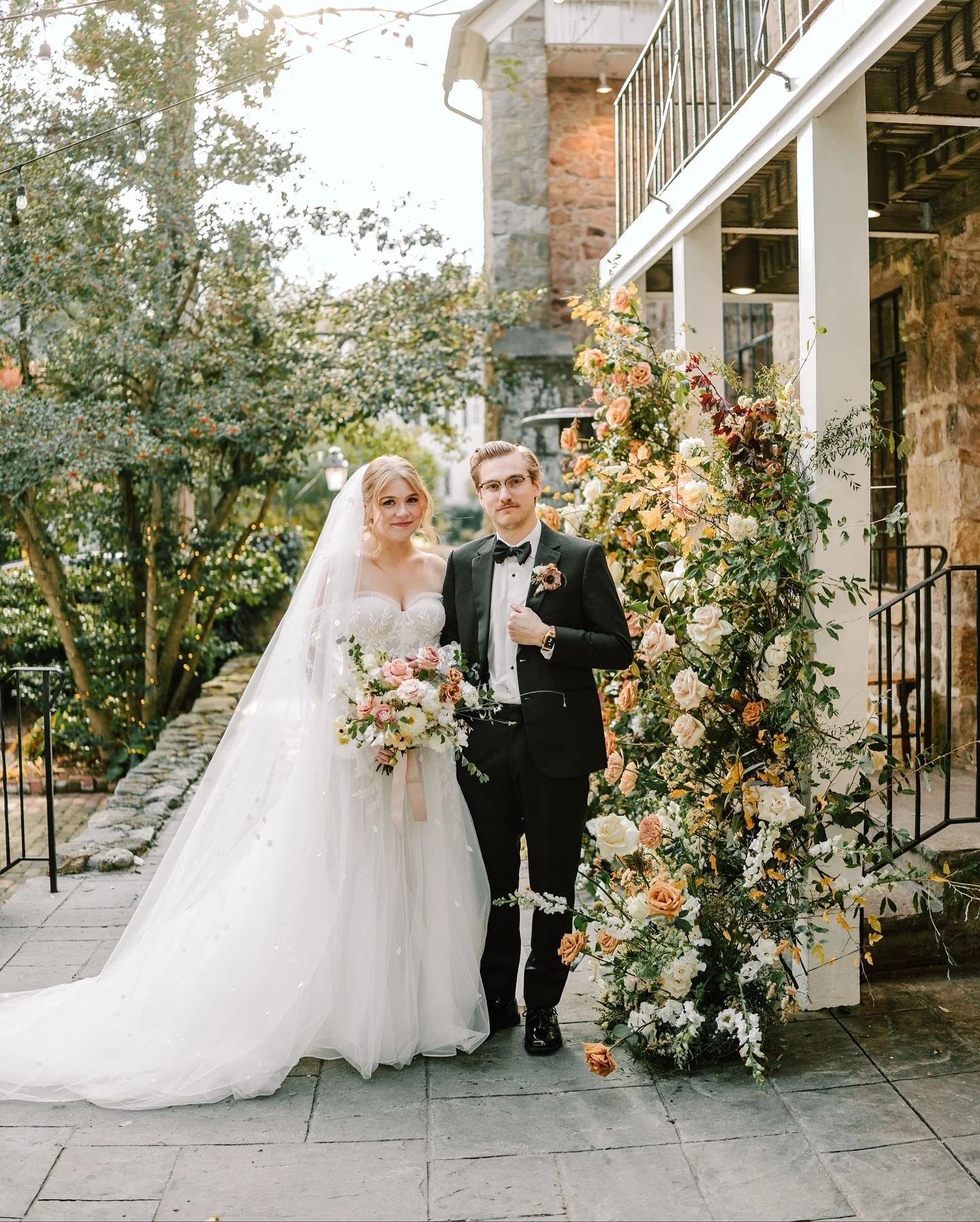 Erin and Chris brought pure magic to my last wedding at HollyHedge for 2025. Soft gold accents, oat and sage tones, peachy garden blooms, and the sweetest energy all day long. A Cottage Gardener absolutely crushed these flowers. Every corner felt lus