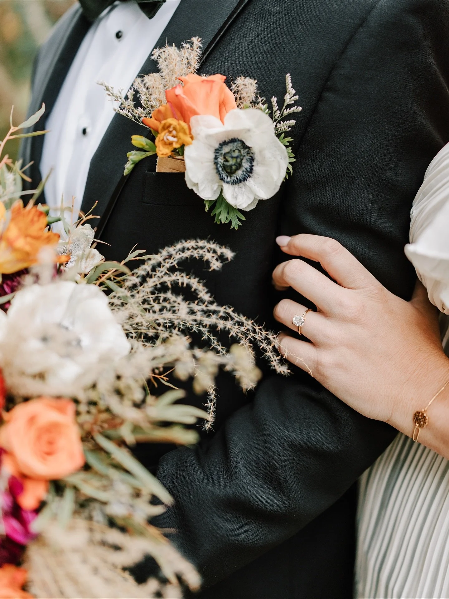 If fall florals had a main character moment, it would be this bouquet and boutonniere. The anemones, the dahlias, the roses, the ranunculus, all of it just showed off. I swear I could photograph this color palette forever.

This wedding was extra spe