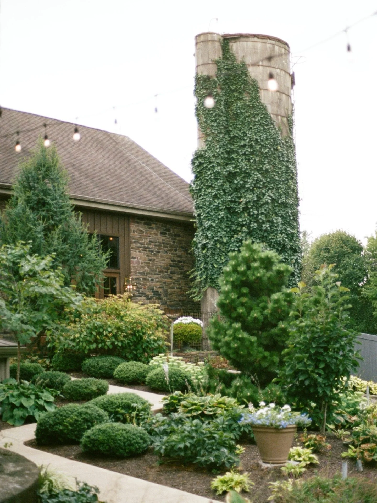 Venue highlight! ✨ Historic Stonebrook is one of those venues that just gets it 🌿
The gardens, the stonework, the quiet tucked away feeling, it&rsquo;s timeless in the best way. I genuinely love shooting here, and when it&rsquo;s captured on film, i