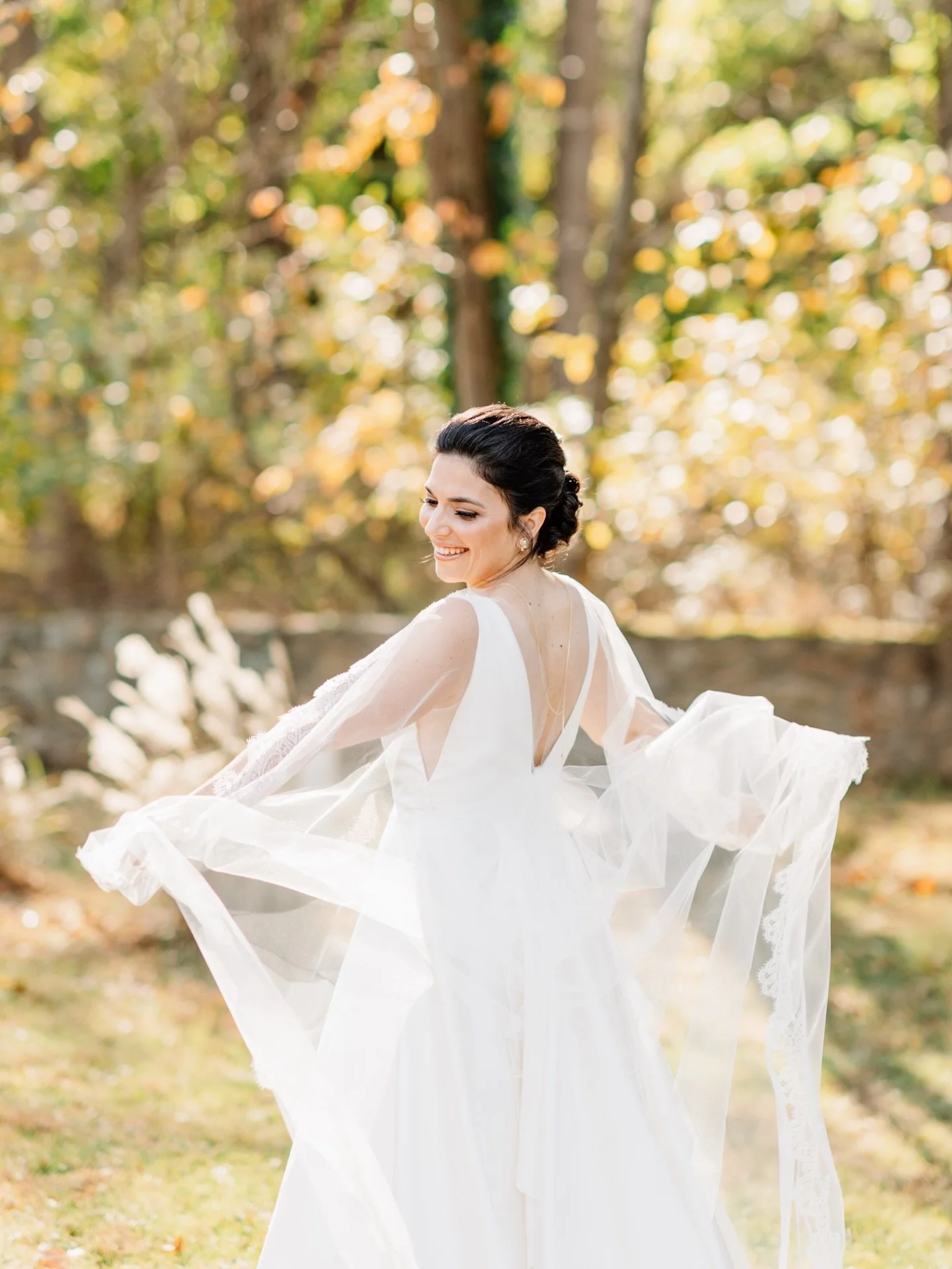 She understood the assignment 🤍
A Barley Sheaf bride glowing in the softest light, twirling her veil, soaking it all in, and making timeless look effortless. These are the moments I love! 

Vendors: 
Venue + Catering: The Inn at Barley Sheaf Farm @i