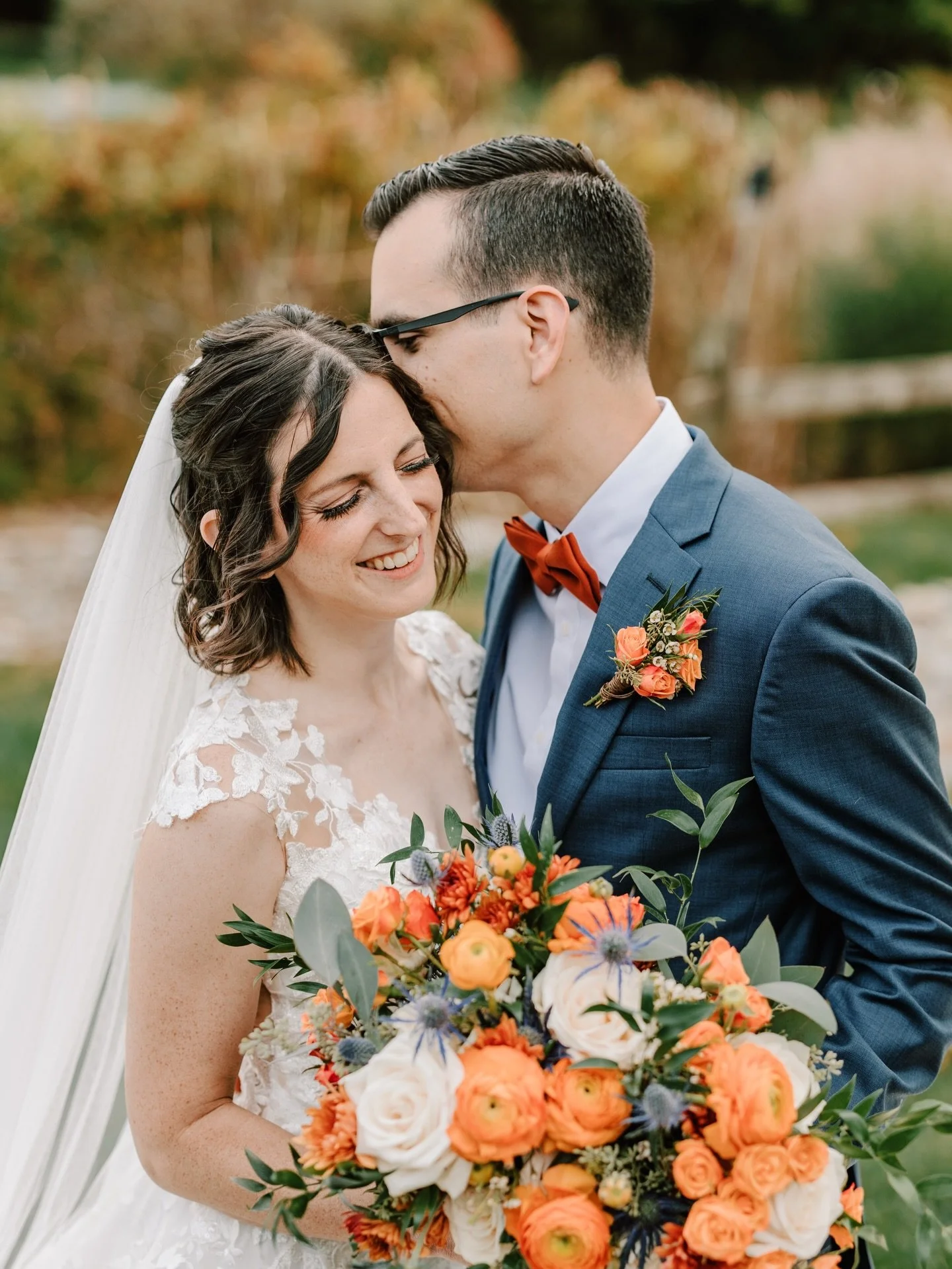 Leah + Joao at the Manor House at Prophecy Creek 🍂✨

This day had that perfect early fall glow. Warm florals, soft golden light, and so many genuine, joy filled moments. The orange bouquet against the greenery and stone bridge was stunning, and the 