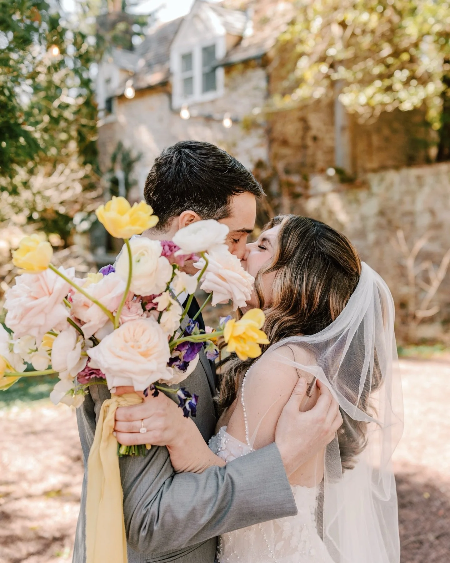 Okay this color palette&hellip;

Golden yellow, soft lilac, deep violet, and those wisteria-inspired tones just hitting perfectly in every single frame. It felt like spring decided to show off a little.

Wildbird Flowers absolutely understood the ass