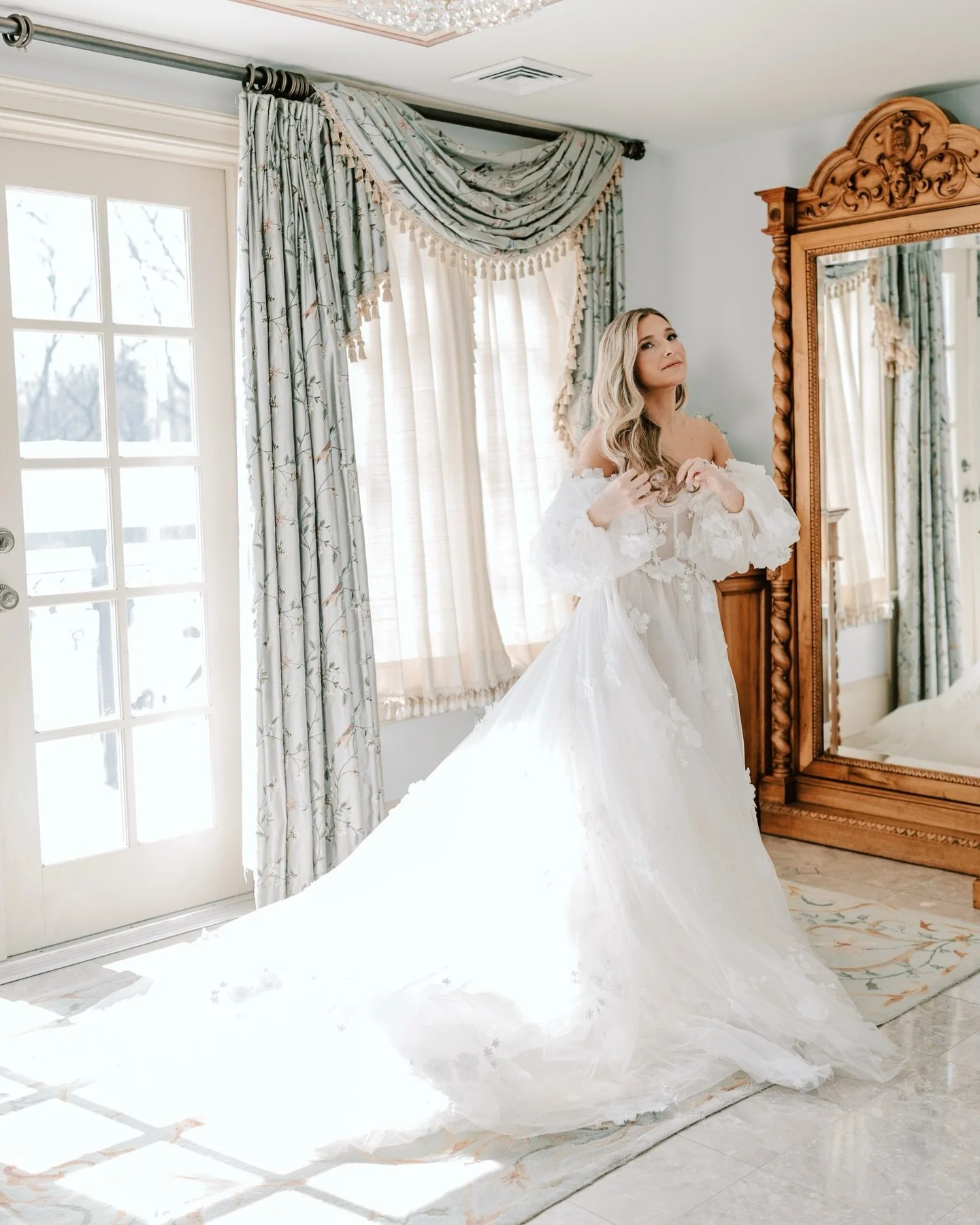 Melanie + Blaze at the Inn at Barley Sheaf Farm 🤍

Soft light pouring through those windows, the dreamiest Galia Lahav gown, and a palette that felt like spring just quietly showed up&hellip; pale yellows, soft pinks, ivory, and fresh sage woven int
