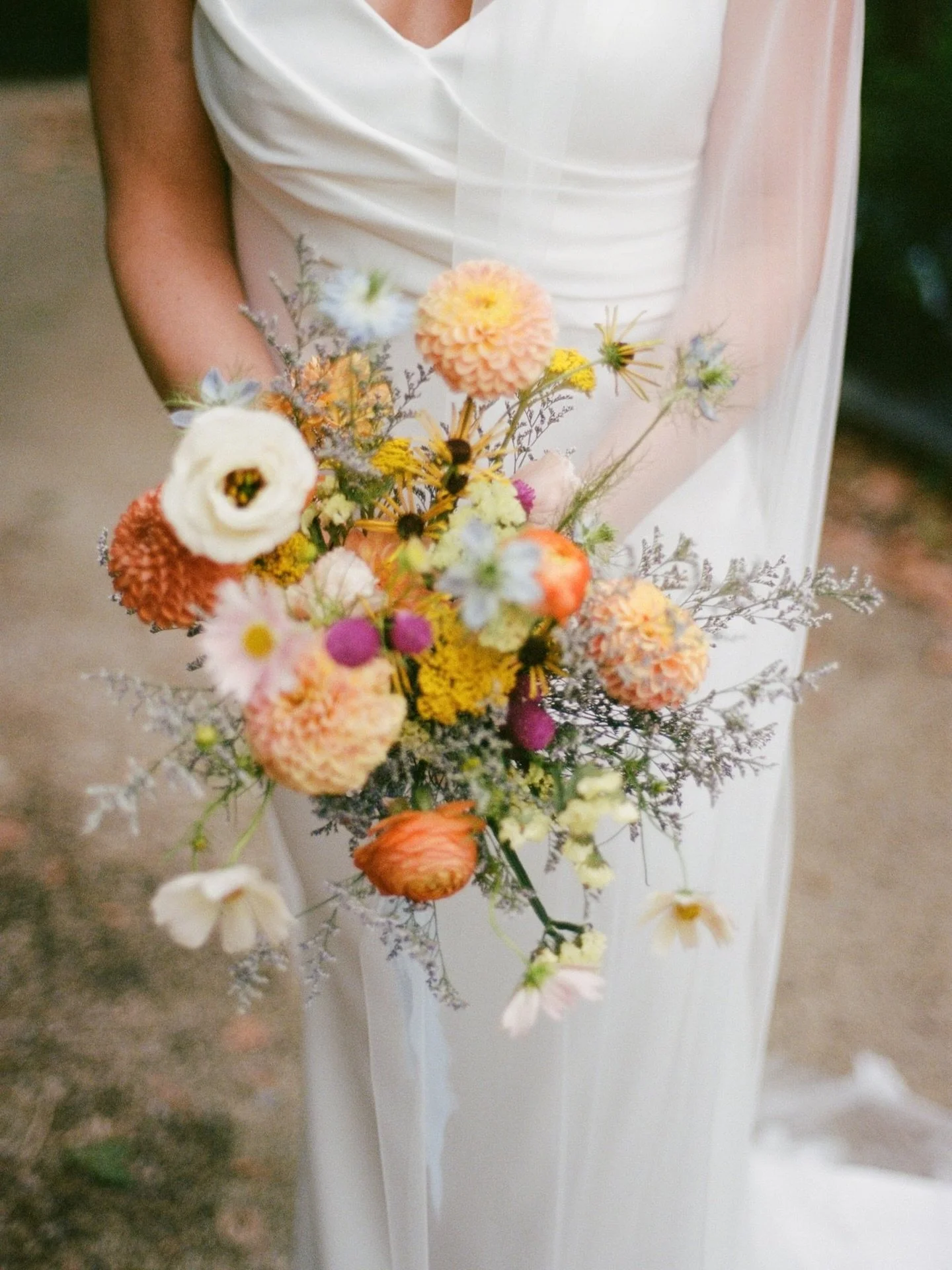 There&rsquo;s just something about film&hellip; the softness, the color, the slight out of focus look, the way it holds a moment without trying too hard.🤍

This bouquet by @indigofloralco, these tones, that creamy light&hellip; all of it came togeth