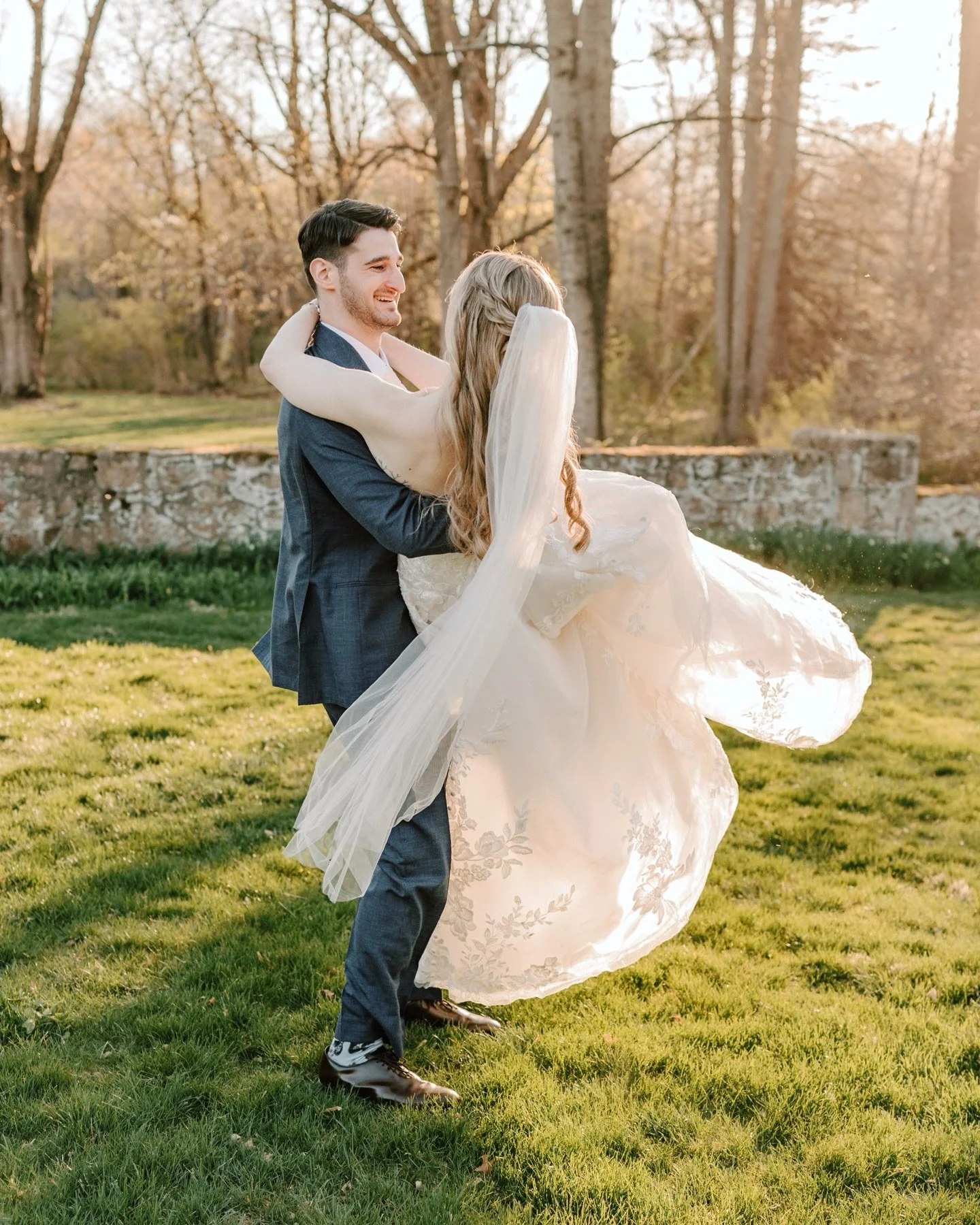 Back at the Inn at Barley Sheaf Farm this past weekend with Sophie + Jonathan! 🤍

Golden light, spring blooms, and so many fun moments throughout the day. From spinning through the grass to hanging with the animals and those classic garden portraits