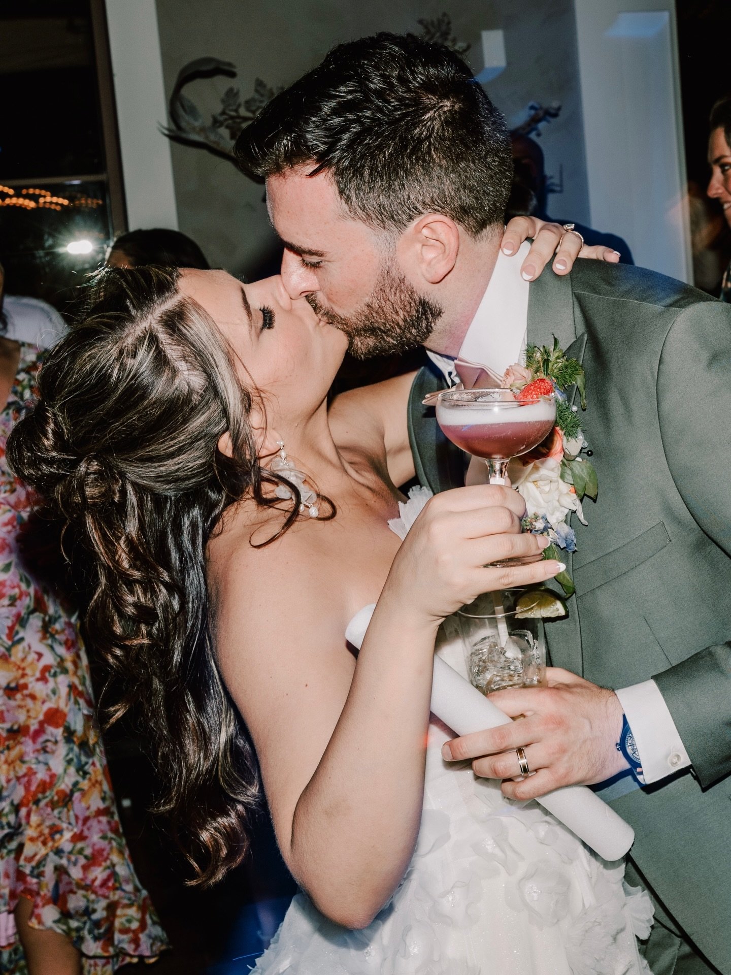 Late night at Terrain is where the energy is. Kate + Ryan were fully in it. Packed dance floor, drinks flowing, everyone singing along, and the kind of energy that just keeps building. From the sweetest little moments in between to straight up dance 