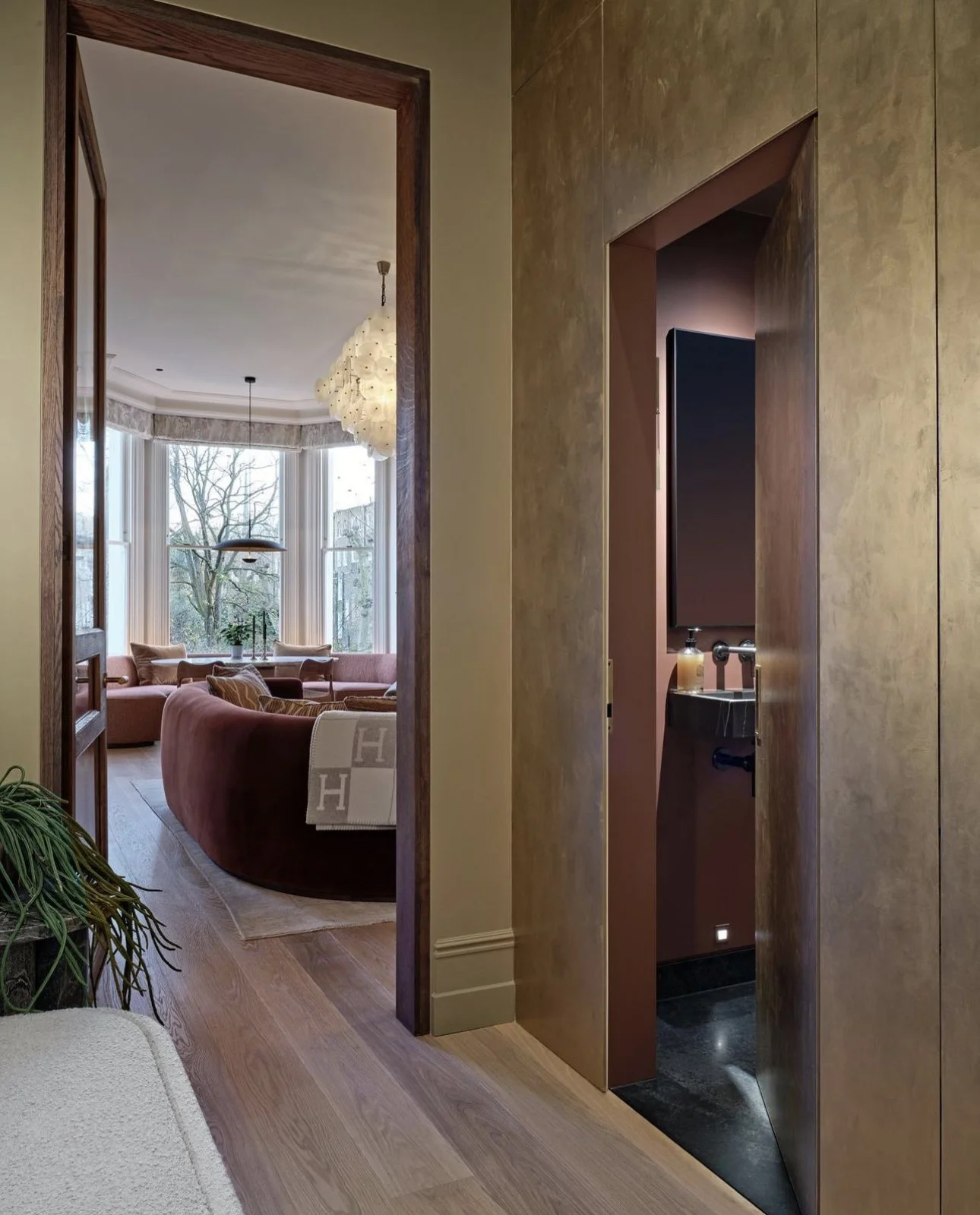 LIQUID BRONZE PANELLING