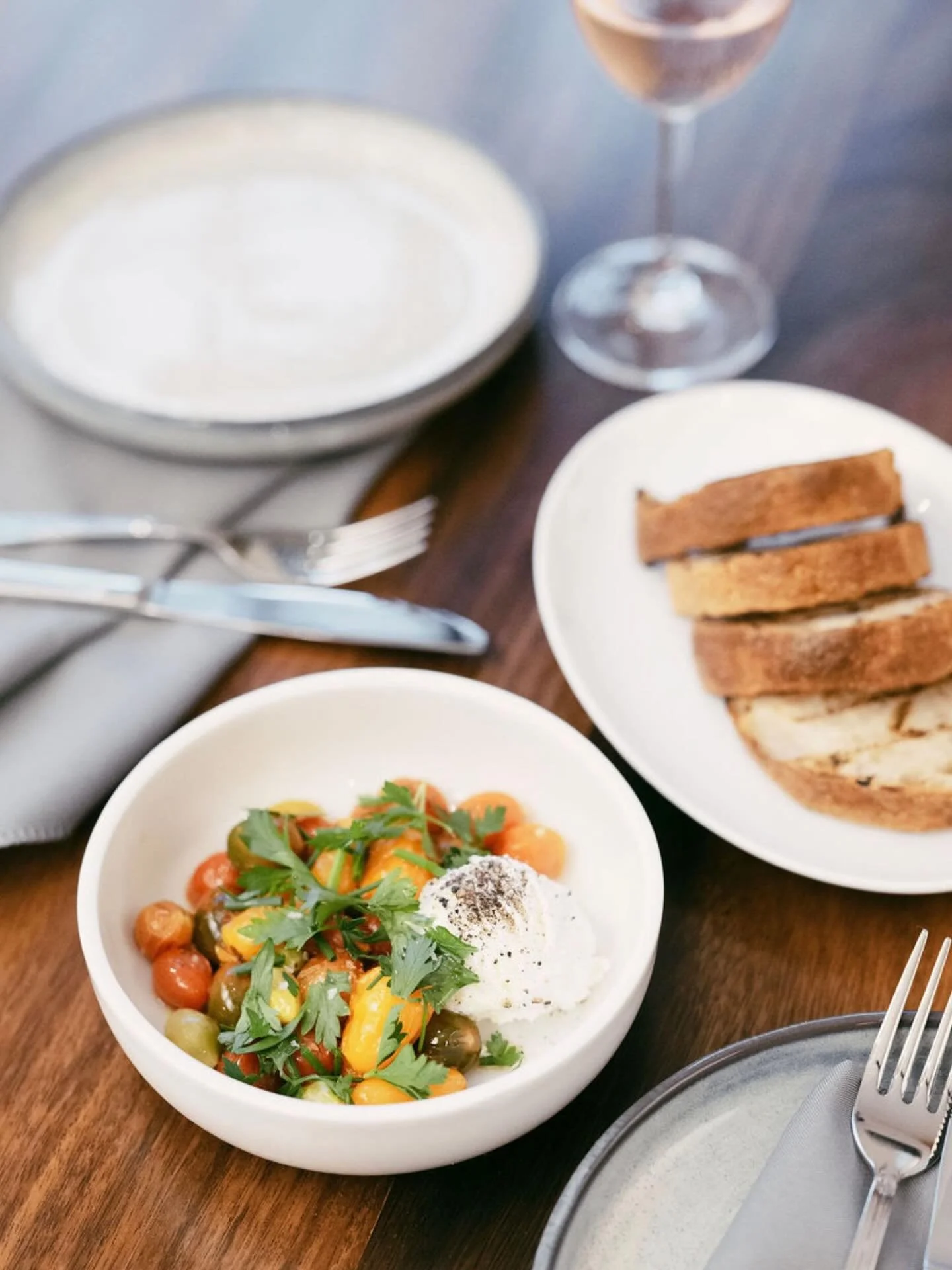 Nuestros tomates salteados con cremoso de queso feta, hierbas finas y pan de masa madre hecho en casa . Un platillo que no te puedes perder🍅👌🏼

************************************************************

Nuestros tomates salteados con queso feta cremoso, fre