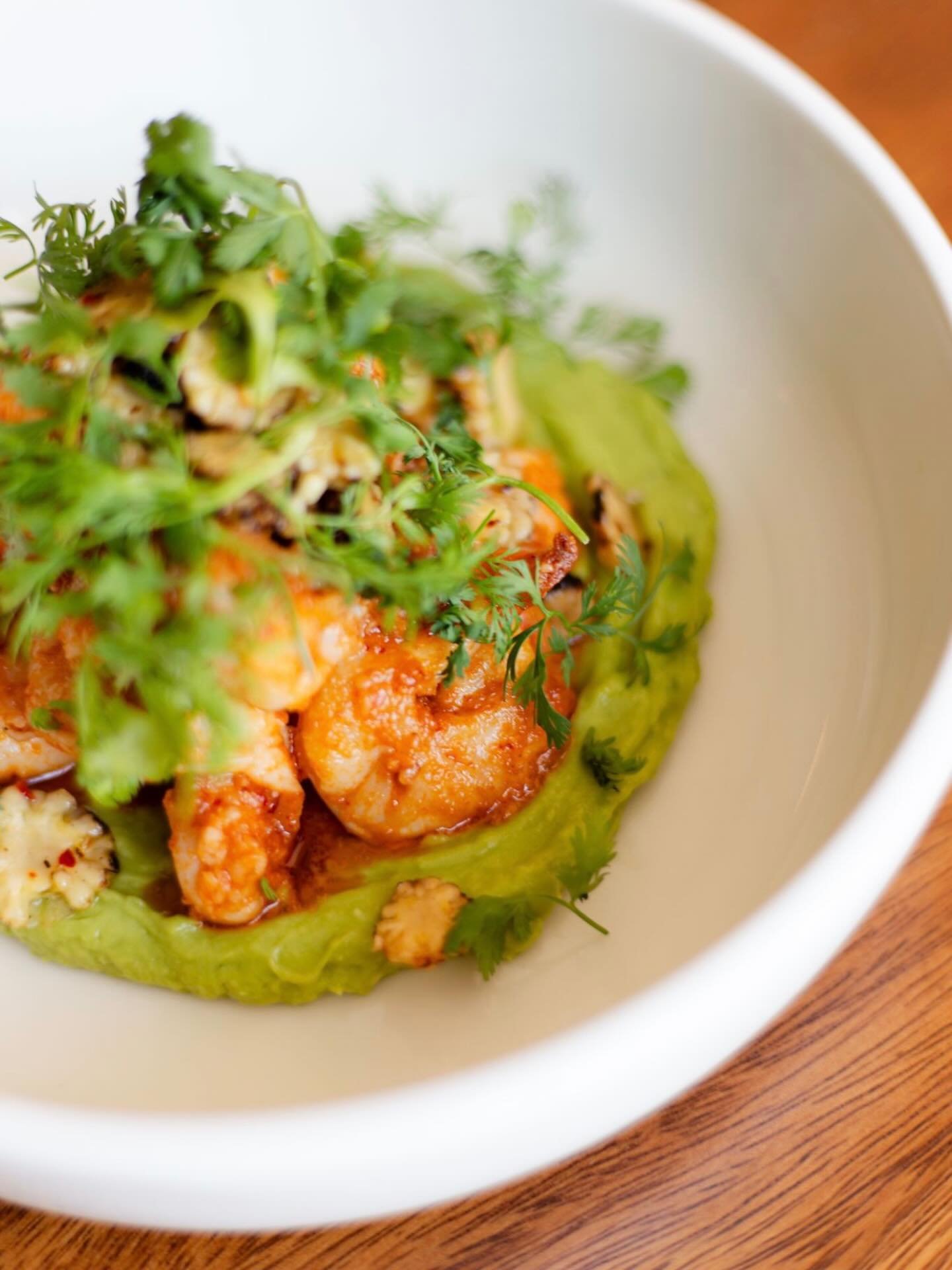 Nuestros camarones con salsa macha, aguacate y elotitos baby est&aacute;n 👌🏼

**********************************************************

Our prawns with salsa macha, aguacate and baby corn are 👌🏼