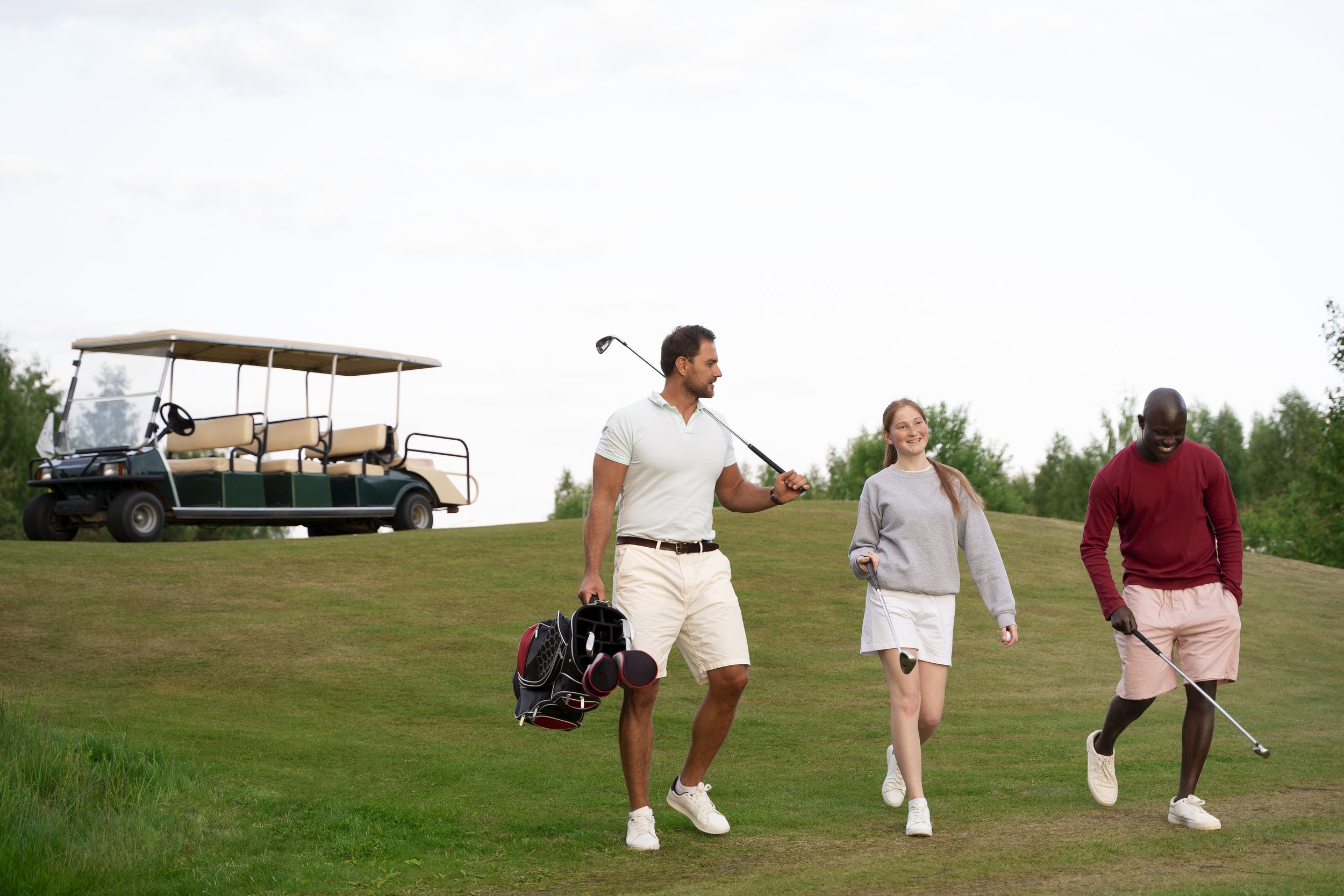 szene-mit-freunden-auf-dem-golfplatz.jpg