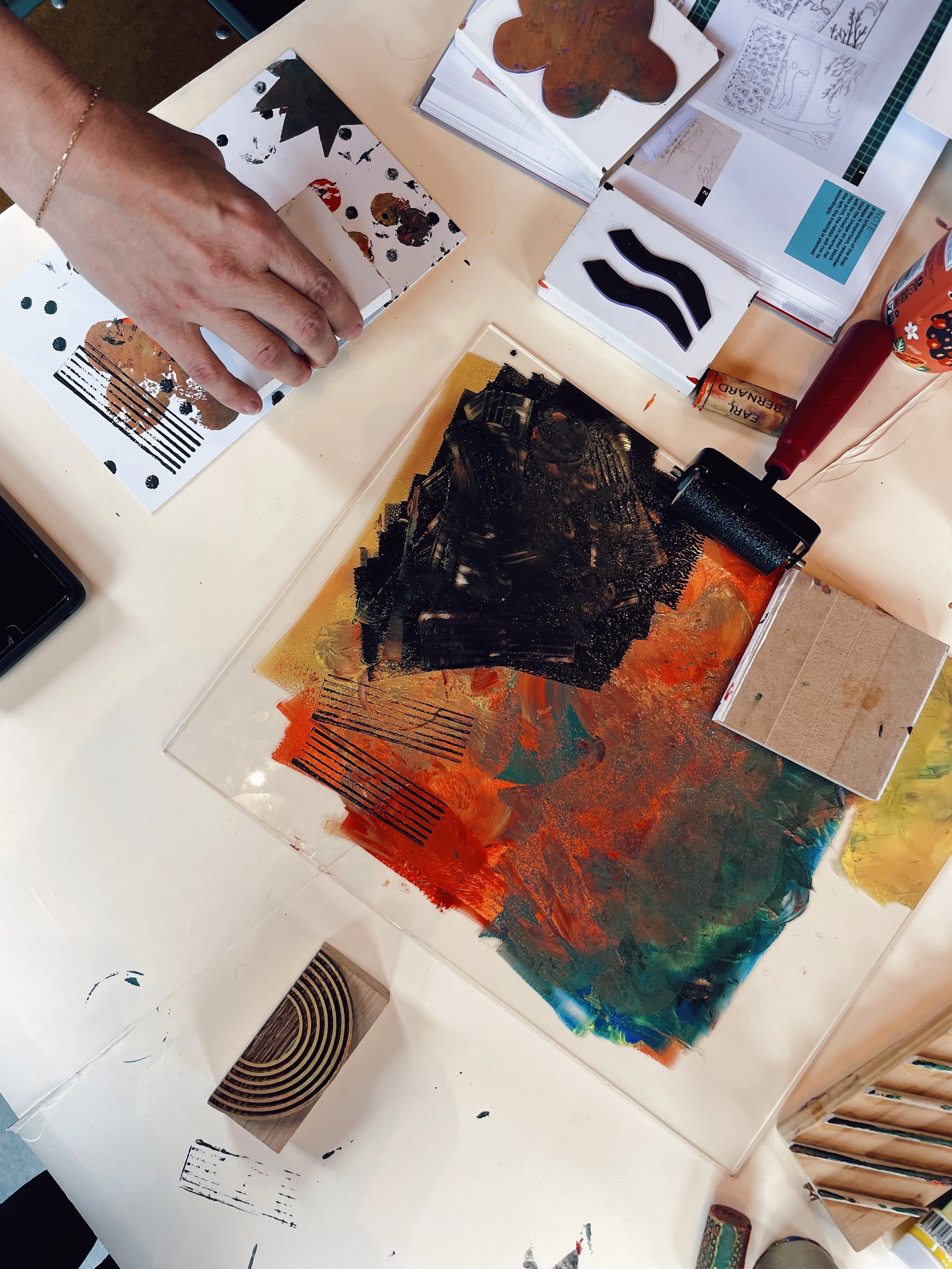 10 Team-Building Experiences that Spark Creativity &amp; Connection