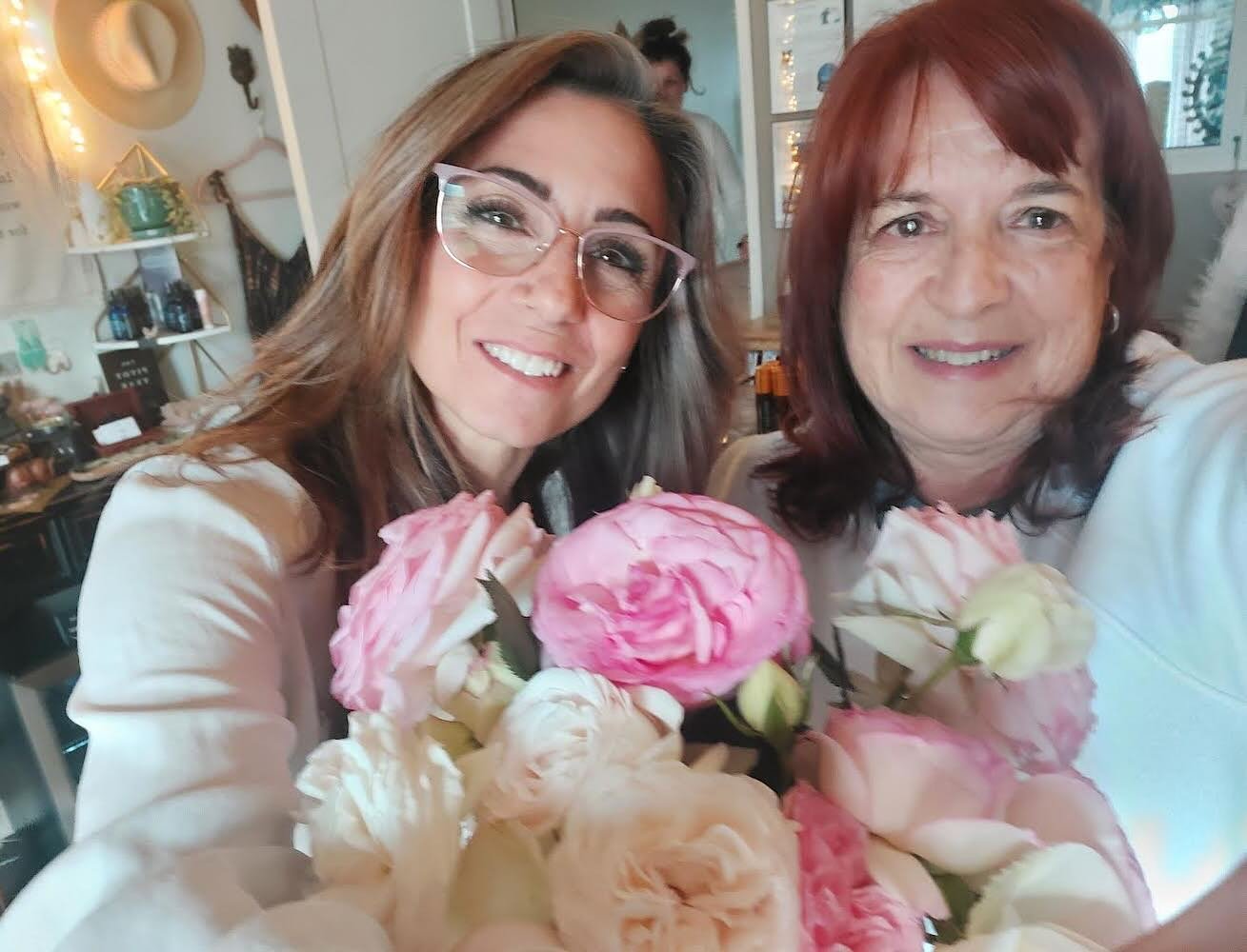 I am surrounded by the most incredible people 🌸Francine came in with this gorgeous bouquet of roses from her garden. Thank you sweetie they look so beautiful in the shala💕

#ilovemycommunity #yogayogascv #pinkroses #yogainspiration #kindness #grate