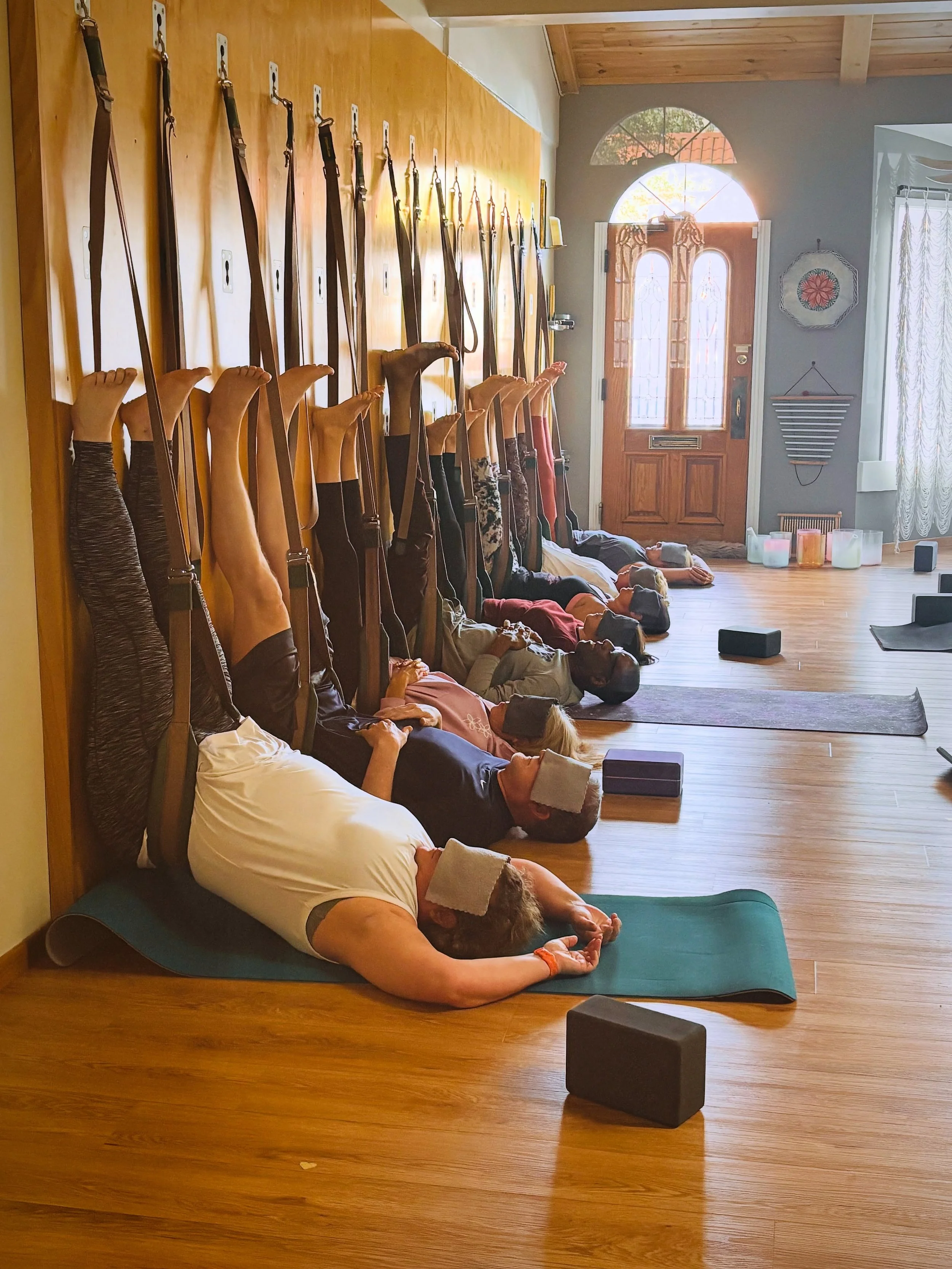 A little slice of Friday evening wall heaven ✨ So grateful for this space, these walls, and this beautiful community showing up to care for themselves. 

Wall Play every Mon and Fri 5pm. Come hang with us🫶

#YogaYogaSCV #WallYoga #GentleWellness #Mi