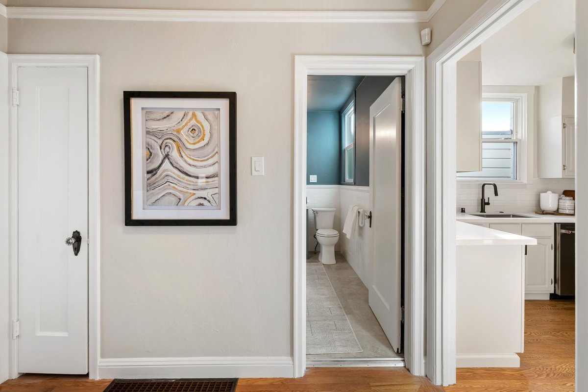 Hallway to bathroom.jpg