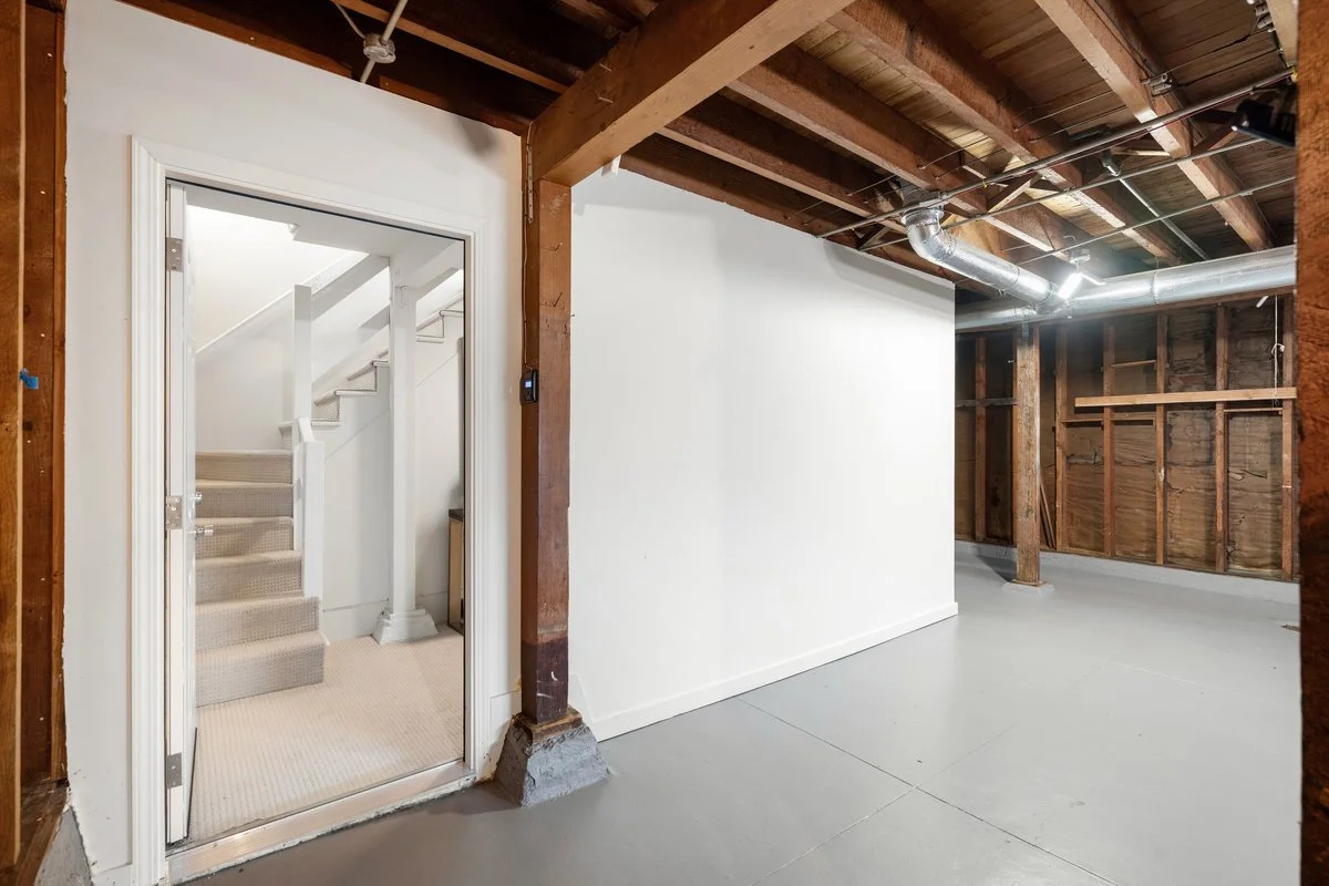 Interior to garage - M.jpg