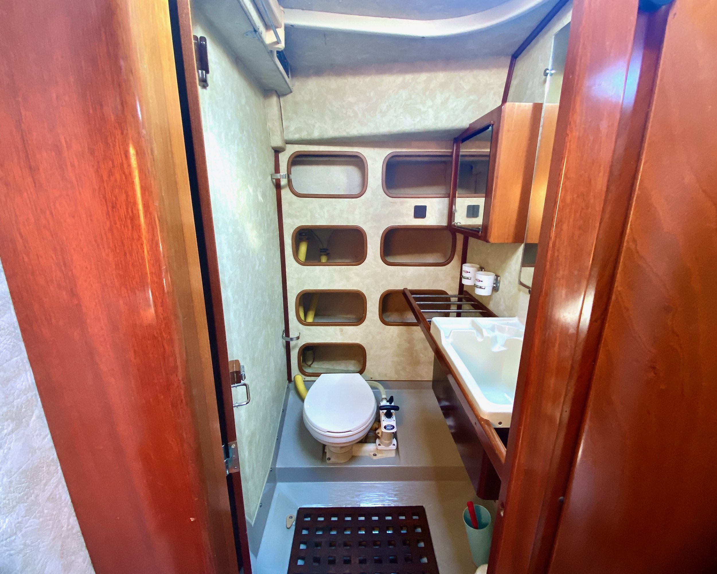Amel Super Maramu interior fore heads port