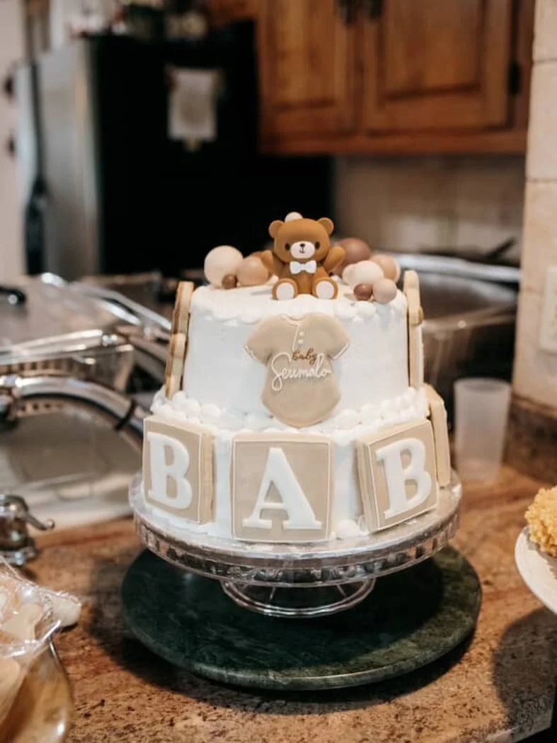 How sweet is this cake?🧸🤍 I love this idea-thanks to @bellamarra_ for sharing this cutie with me!
#teddybearcookies #teddybearbabyshower #teddybearcake #customcookies