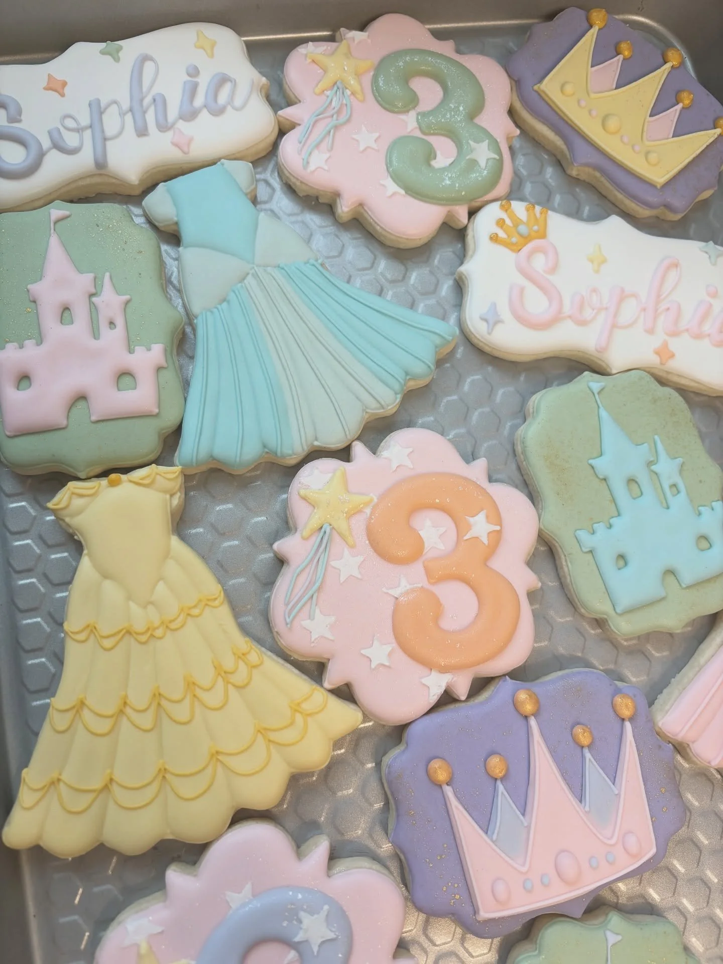 Happy Birthday, Princess Sophia!✨ #birthdaycookıes #happybirthdaycookies #princesscookies #disneycookies #disneyprincess #disneyprincessparty #pittsburghcookies #pittsburghcookietable #sugarcookiemarketing