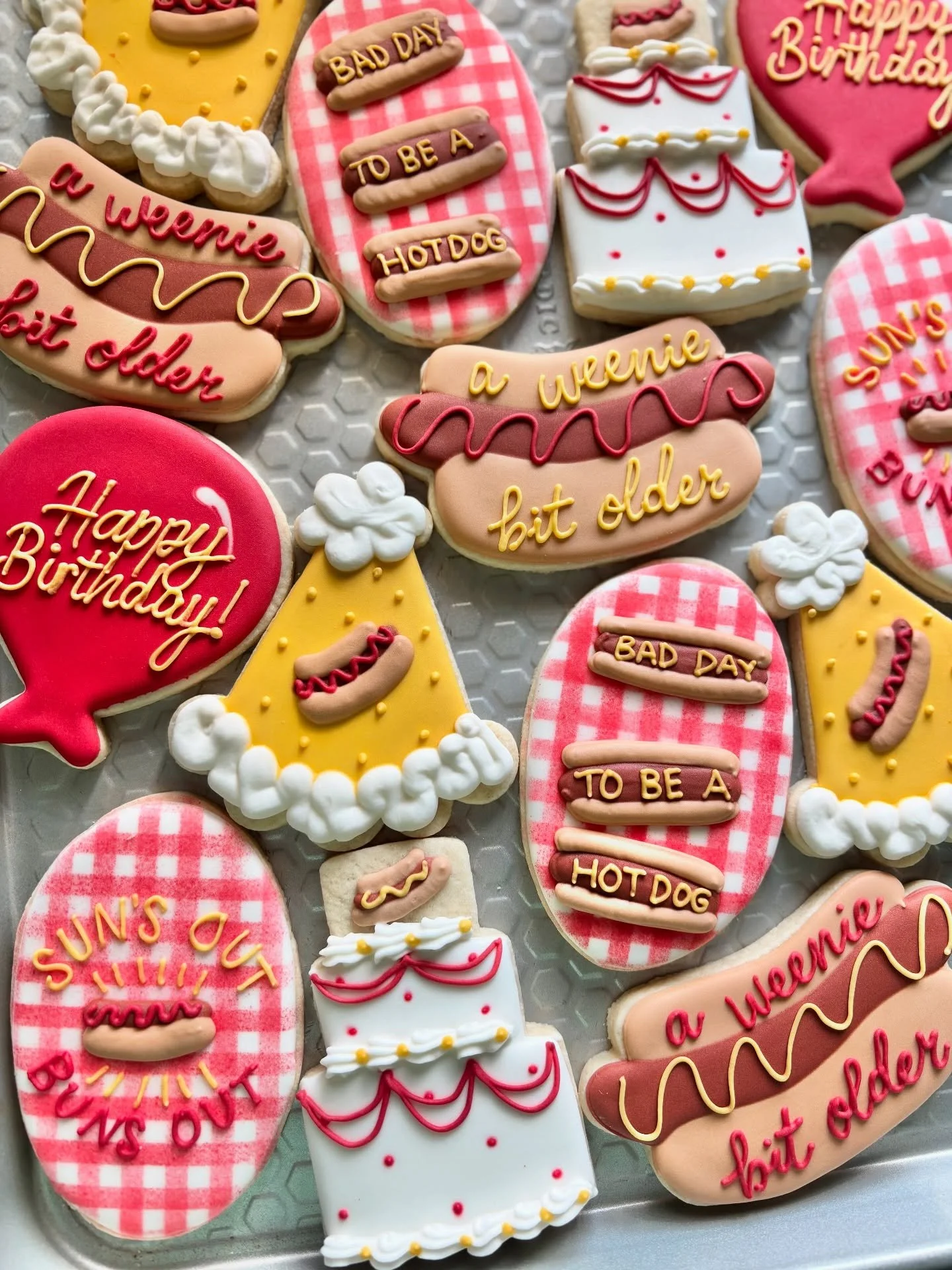 🌭❤️☀️💛 #happylaborday #sunsoutbunsout #weeniebitolder #hotdogcookies #birthdaycookie