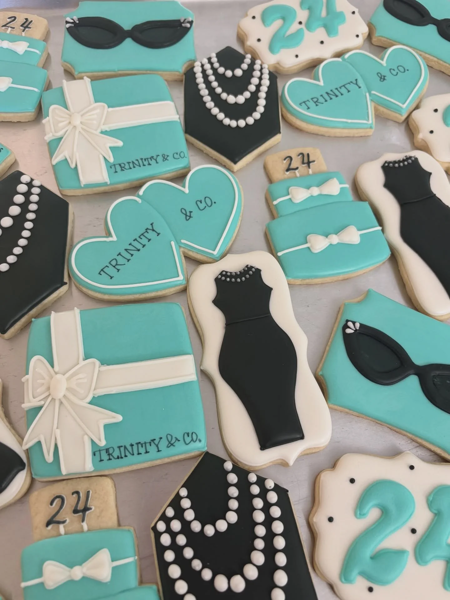 🖤T&amp;CO.🖤 #happybirthday #tiffanyandcompany #birthdaycookieset #customcookies #pittsburghcookies #cookieart
