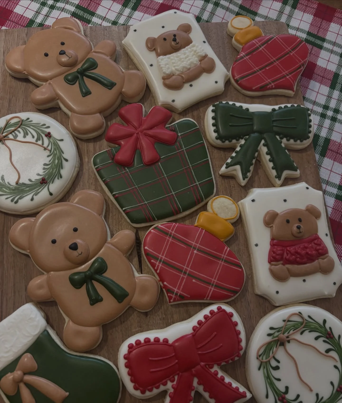 Tons of bear + bow cookies in 2025, so this set felt like the perfect way to end the year🧸&hearts;️
&bull;
Snag this beary sweet set now! Holiday presale ends Saturday 12/13. DM to order. Options saved in 🧸2025🧸 highlight. 
&bull;
#christmascookie