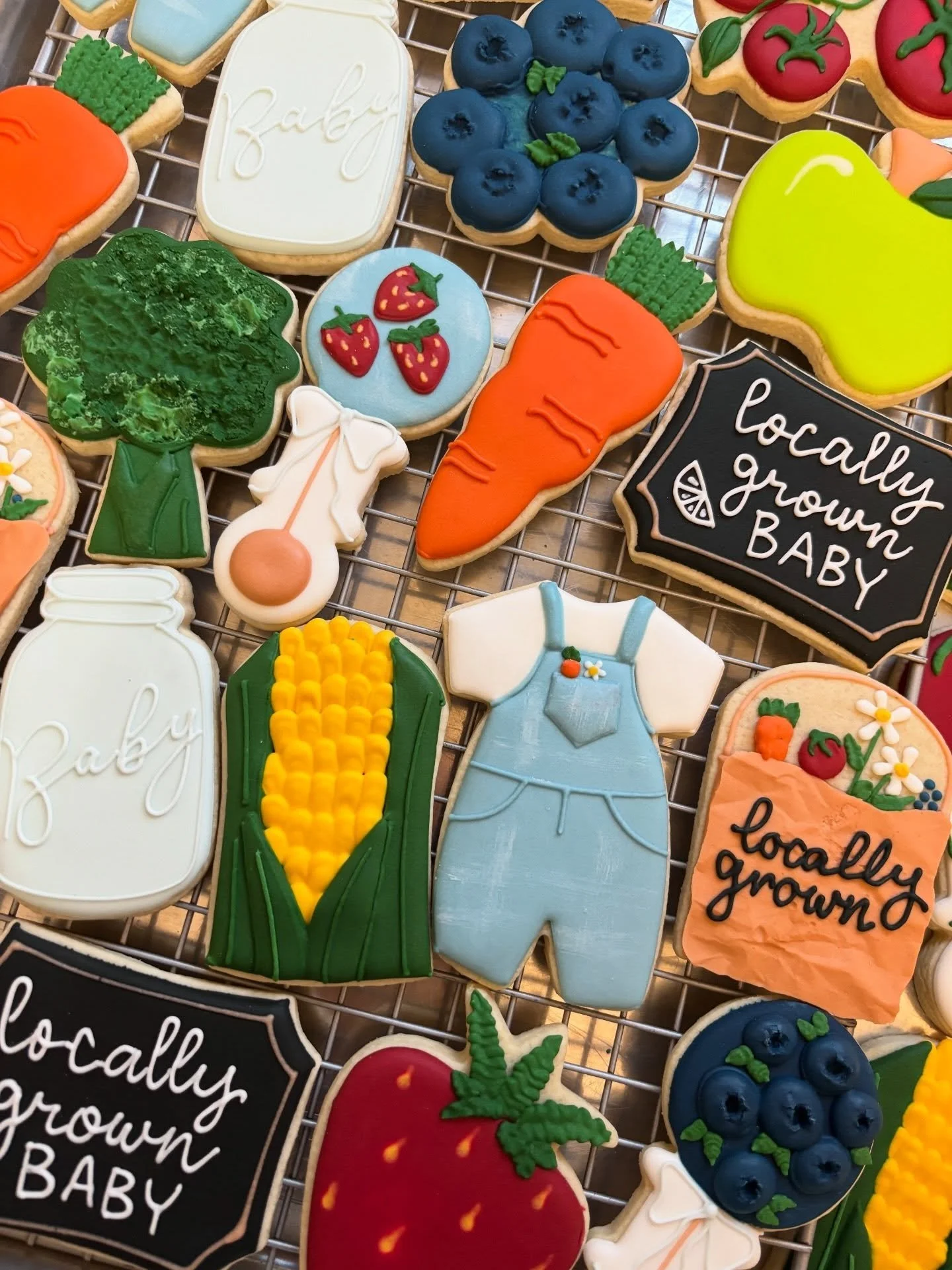 🍓🫐🌽🥦🥕 #farmersmarket #farmersmarketbabyshower #farmersmarketcookies #pittsburghcookies #pittsburghcookietable