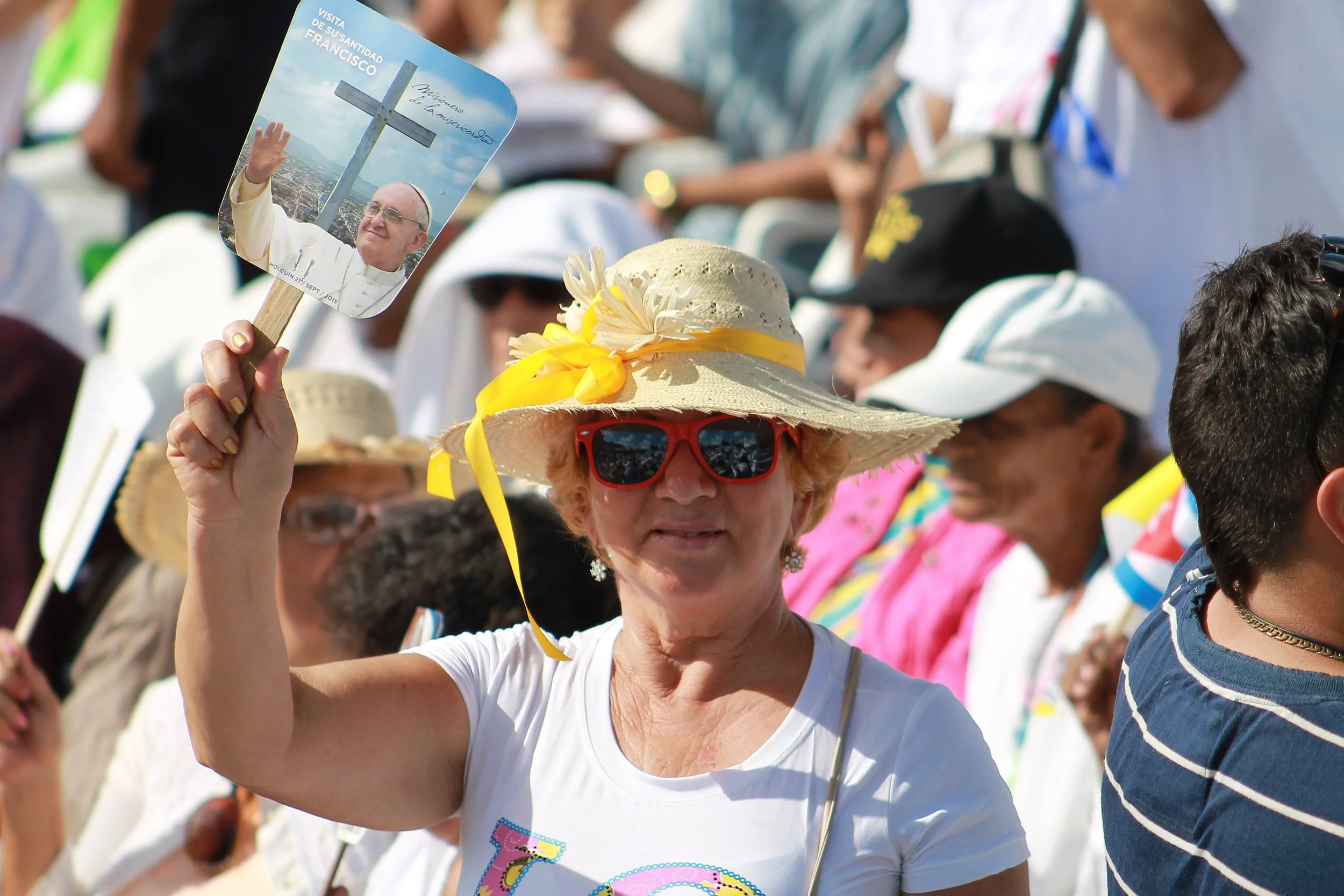  Holguineros show their support to Pope Francis in September 2015.| Photo Credit: Reynaldo Cruz Diaz  