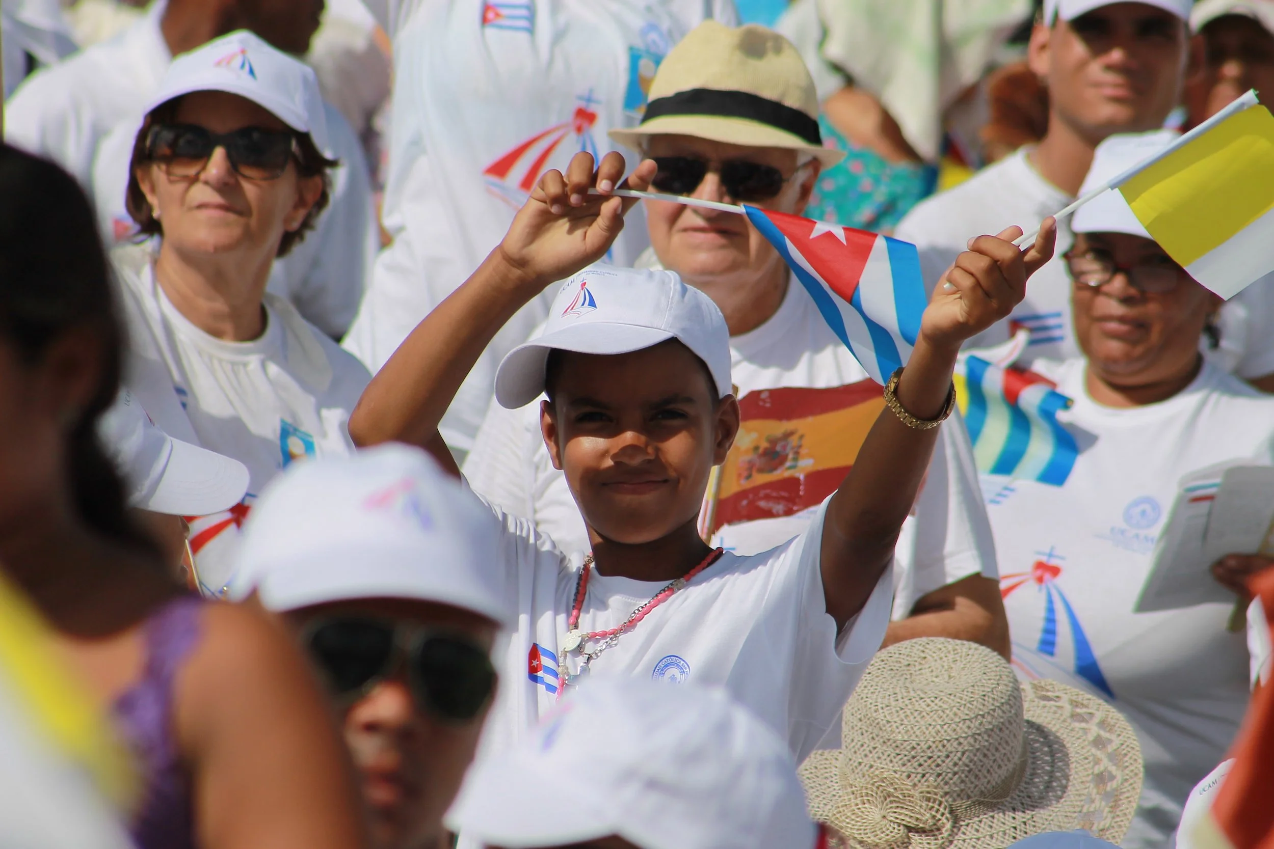  Holguineros show their support to Pope Francis in September 2015.| Photo Credit: Reynaldo Cruz Diaz  