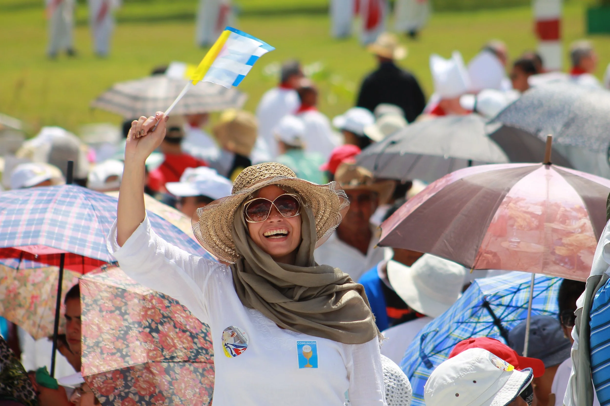  Holguineros show their support to Pope Francis in September 2015.| Photo Credit: Reynaldo Cruz Diaz  