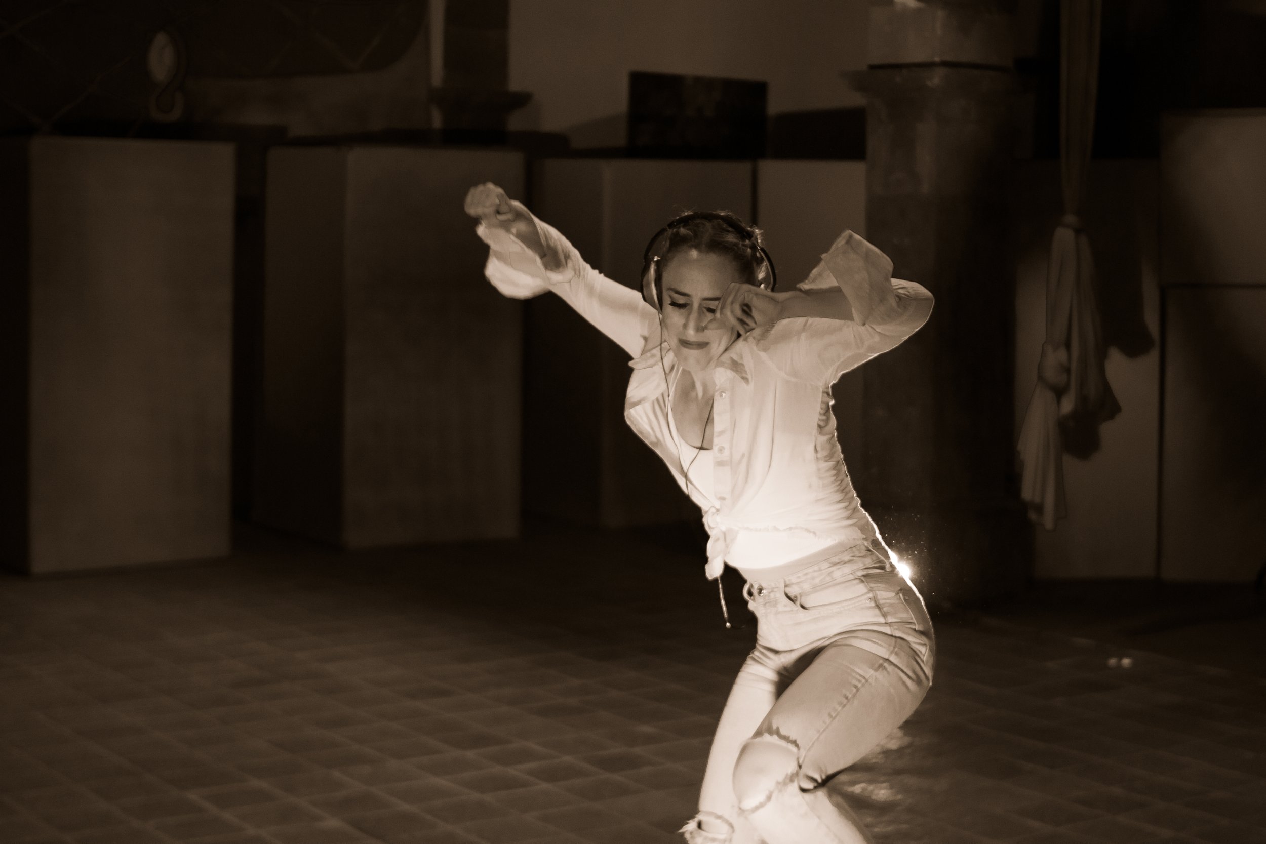 Patricia Rincon’s Alice in Toltec-Land performance in Casa de Europa, San Miguel de Allende.| Credit: Reynaldo Cruz Diaz