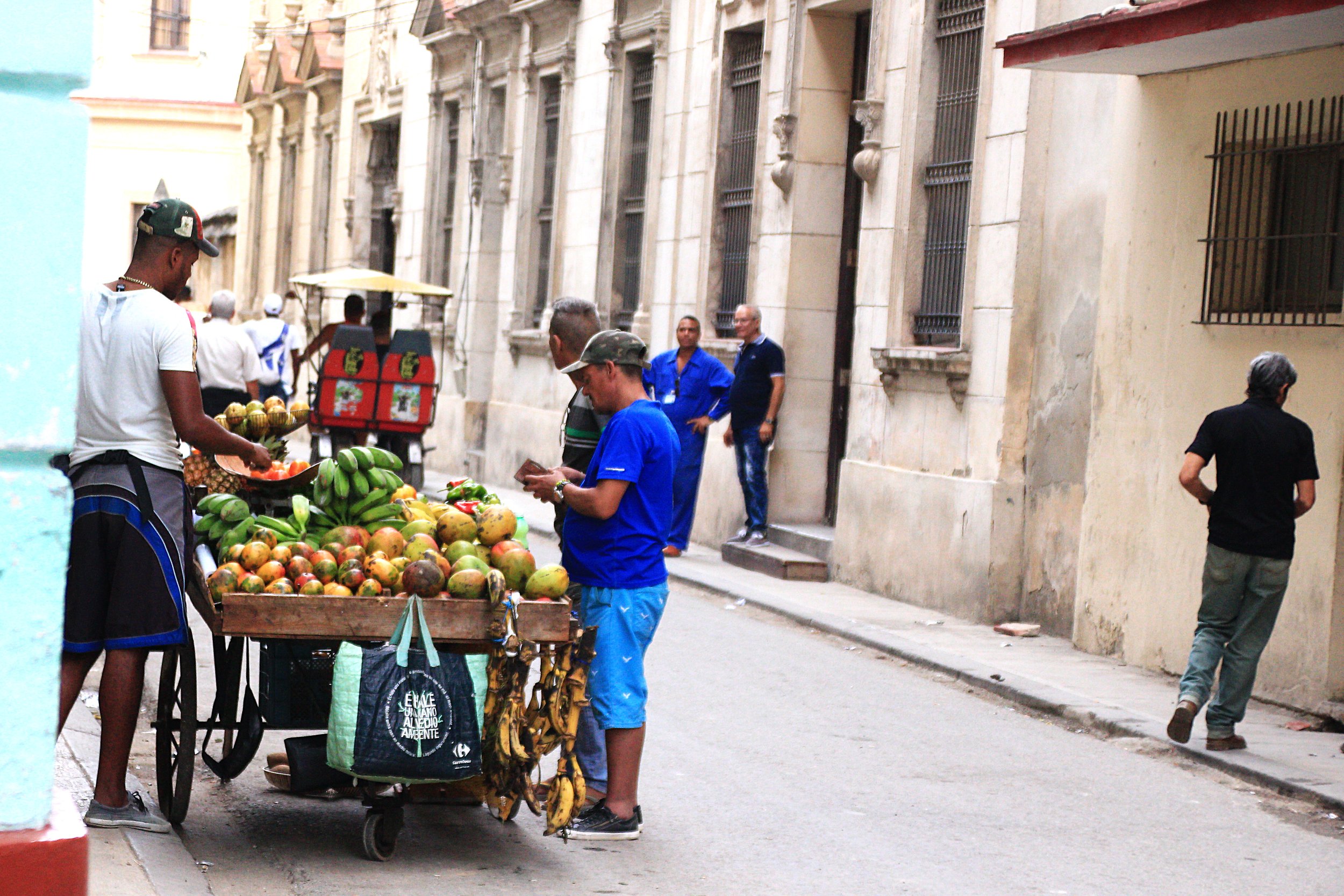 Carretillero (push-cart vendor) in action in Central Havana.| Credit: Reynaldo Cruz Diaz