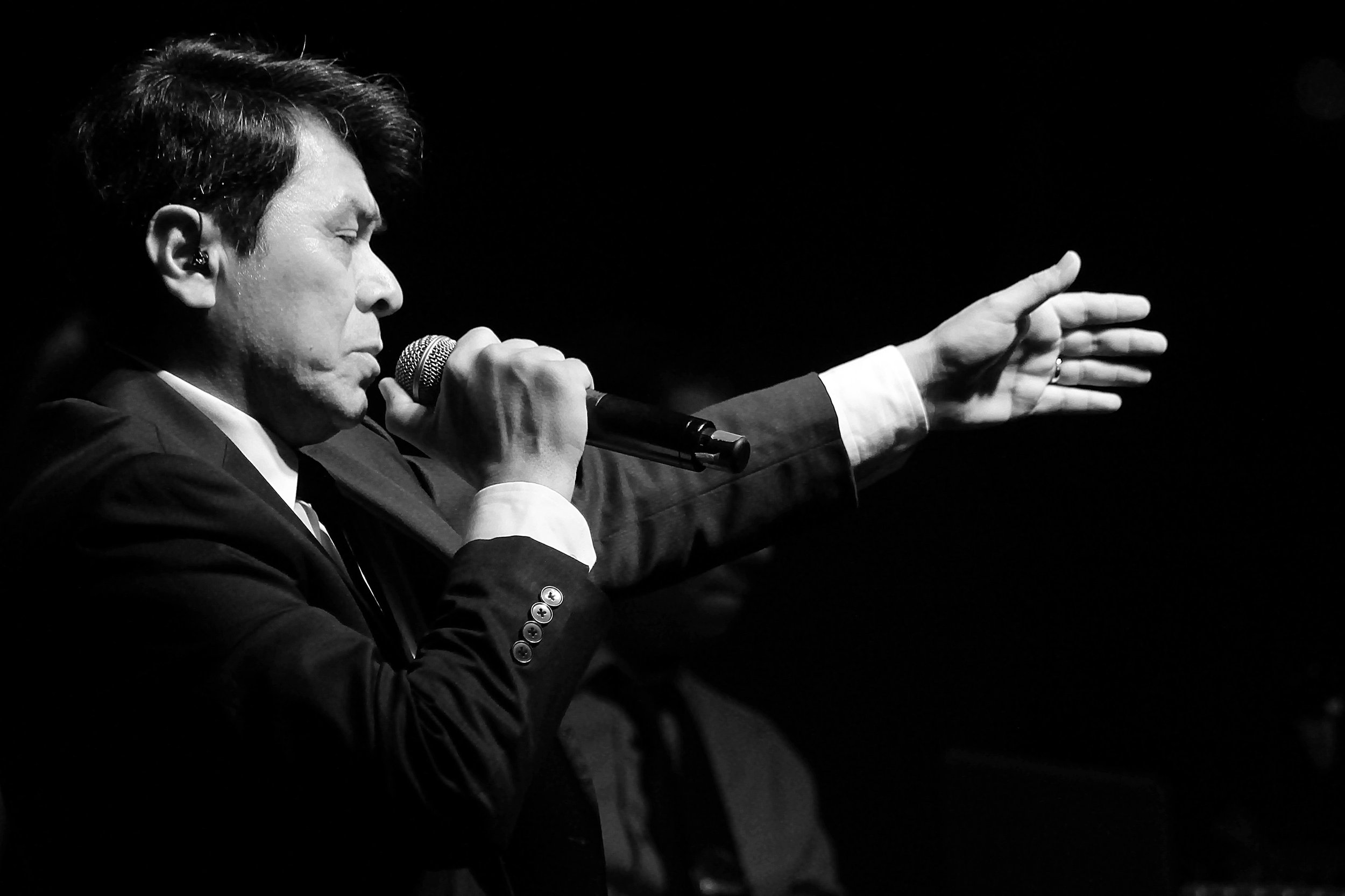 Salvadoran singer/songwriter Álvaro Torres holds a concert in Holguín’s baseball stadium.| Credit: Reynaldo Cruz Diaz