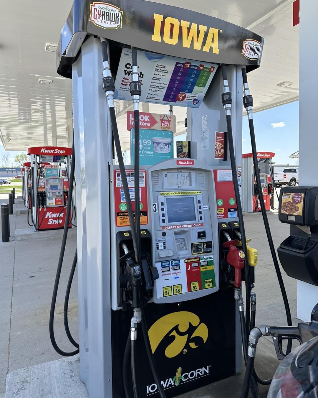 Iowa grown E-15 AND a cool Hawkeye gas pump from Iowa Corn?! 😍