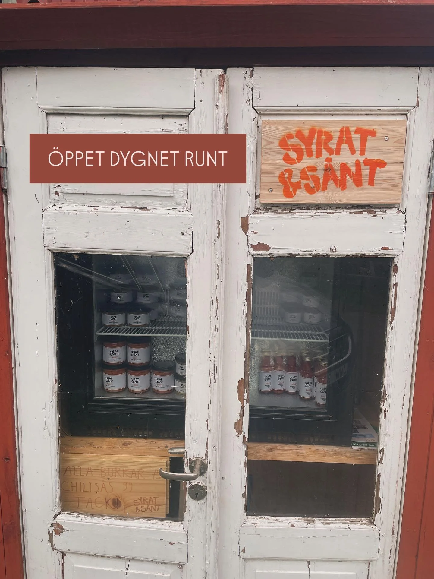 GÅRDSFÖRSÄLJNINGEN ÖPPEN ÅRET RUNT - DYGNET RUNT
Vi kör vidare och fyller på kylskåpet hela tiden. Vill du köpa större burkar (1 kg). Hör av dig så packar vi! ☀️✌️☀️