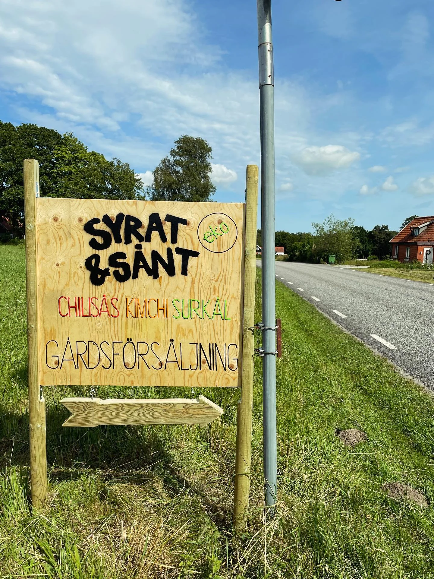 🌱GÅRDSFÖRSÄLJNINGEN ÄR ÖPPEN🌱
Kylskåpet är laddat med allt från chilisås till fermenterade rädisor. 
Sväng ner mot Ljunglyckorna precis efter/innan St Olof. 
Adress: Ljunglyckevägen