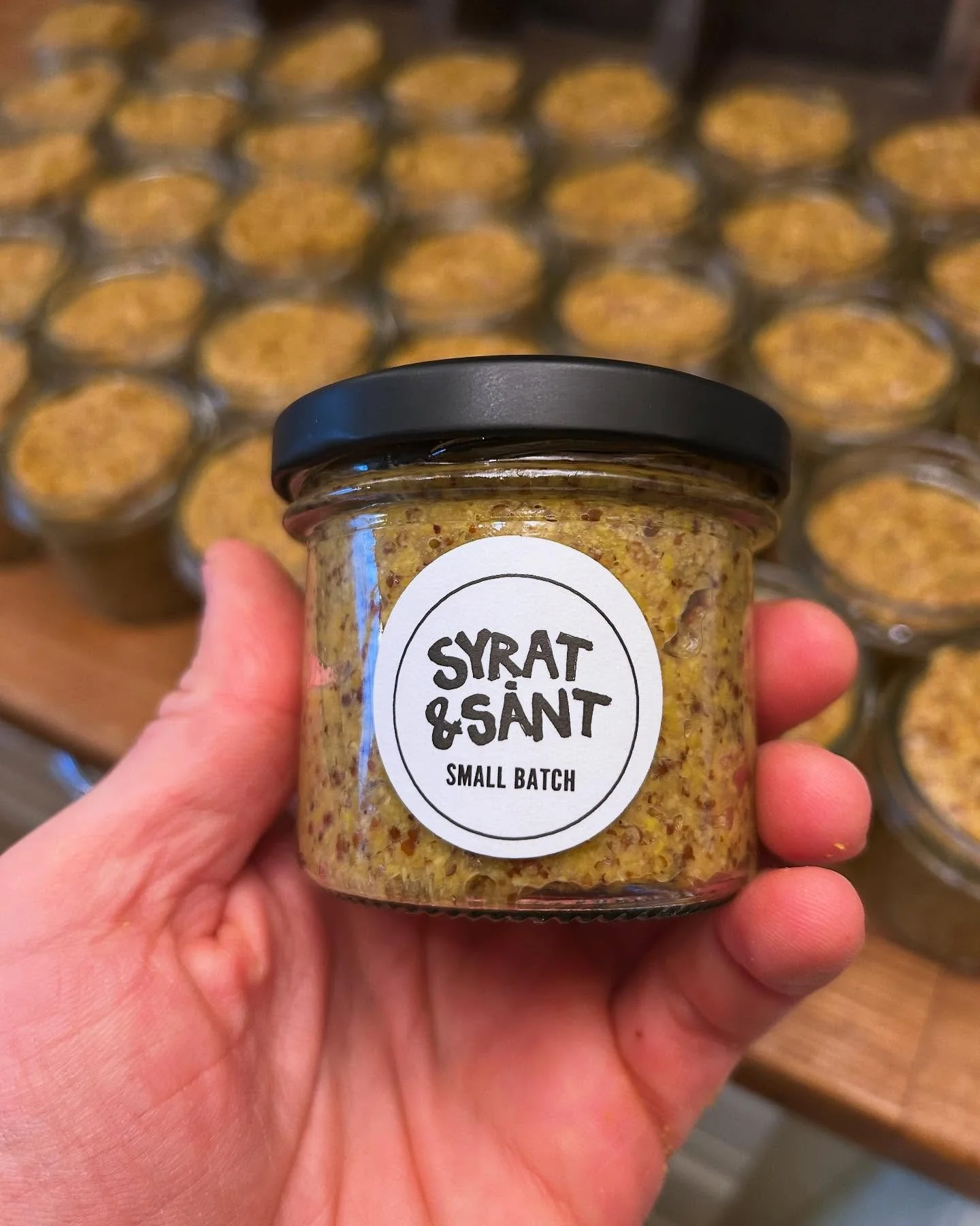 ✨ Smygpremi&auml;r i helgen! ✨
Vi lanserar stolt v&aring;r helt nya fermenterade senap &ndash; ekologisk och handgjord, precis som alltid. S&ouml;tad med honung, toppad med &auml;ppelcidervin&auml;ger och full av levande smak.
⁣
Det h&auml;r &auml;r 