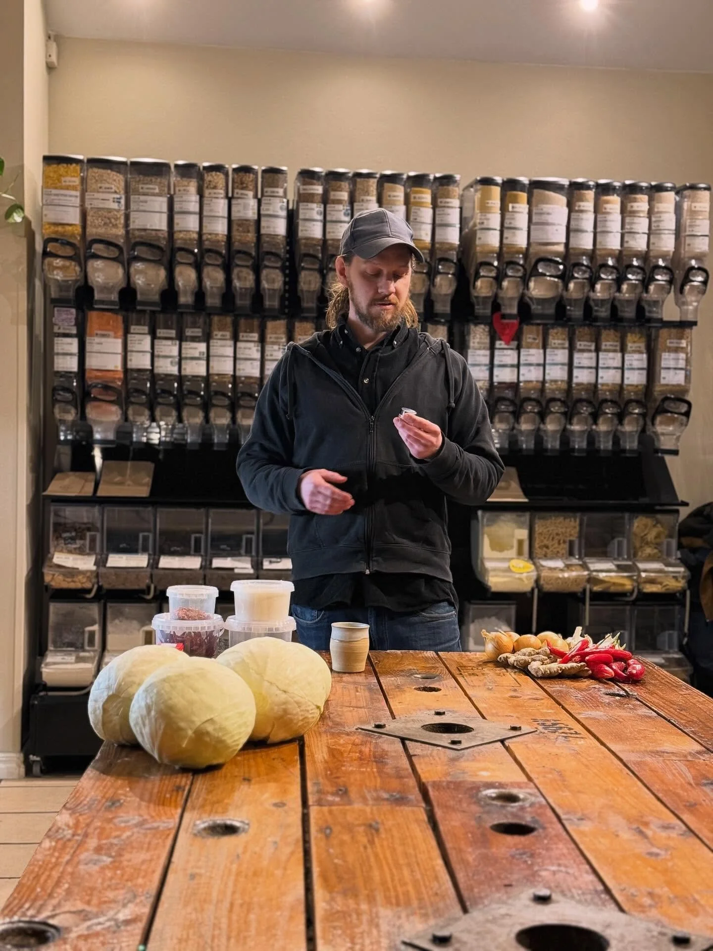 Tack till er som kom p&aring; kimchiworkshop @grammalmo ig&aring;r. 

Jag nj&ouml;t fr&aring;n b&ouml;rjan till slut och k&ouml;rde hem med ett leende p&aring; l&auml;pparna. 

S&aring; fint att f&aring; skapa tillsammans med er och att det nu st&ari