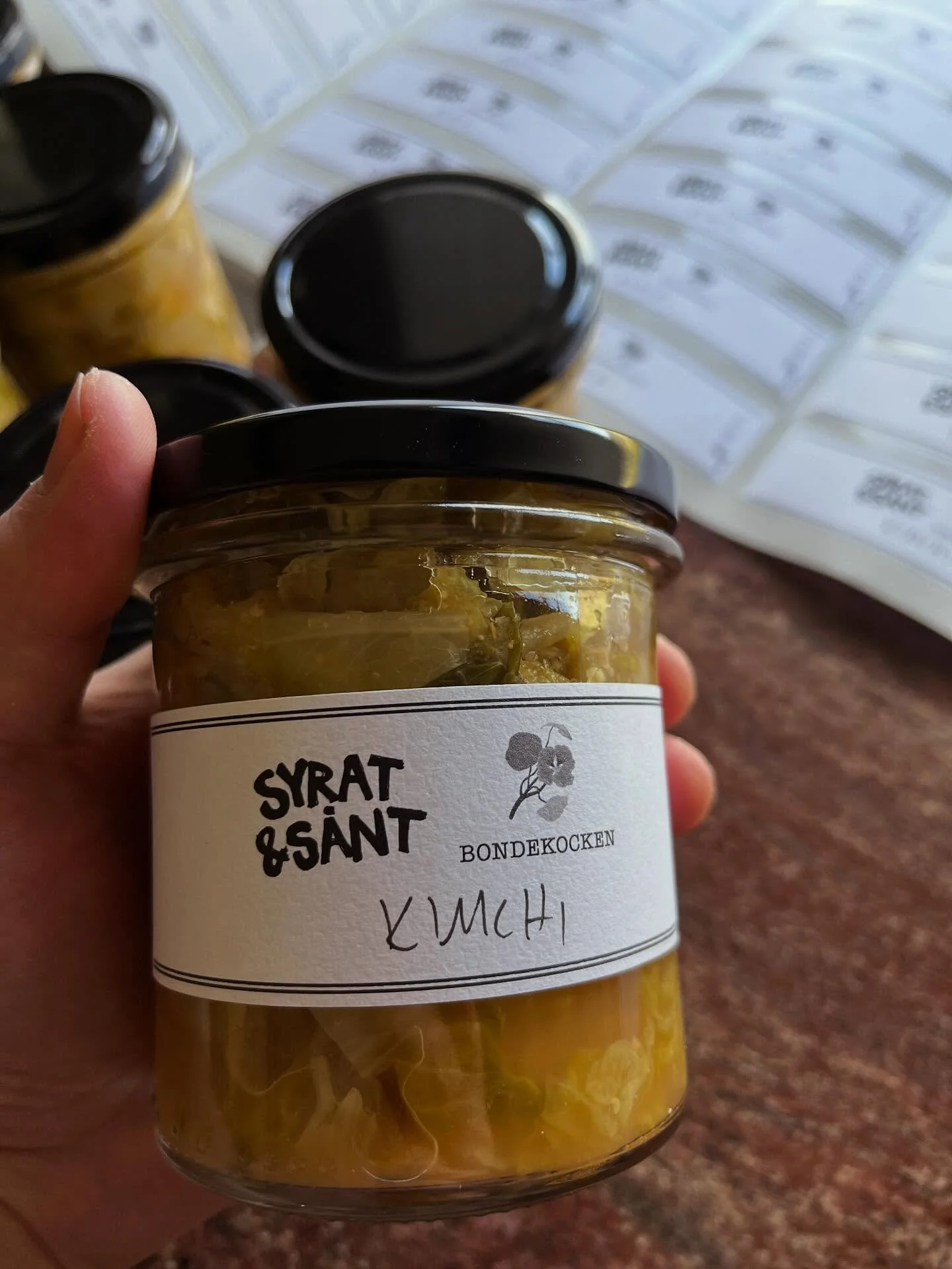 🌱 BONDEKOCKENS KIMCHI 🌱

Sm&aring;skalighet och samarbete n&auml;r den &auml;r som b&auml;st. Marcus, aka Bondekocken, har odlat, ekologisk, kravm&auml;rkt salladsk&aring;l i h&ouml;stas. Nu n&auml;r &aring;rets s&auml;song b&ouml;rjar dra ig&aring