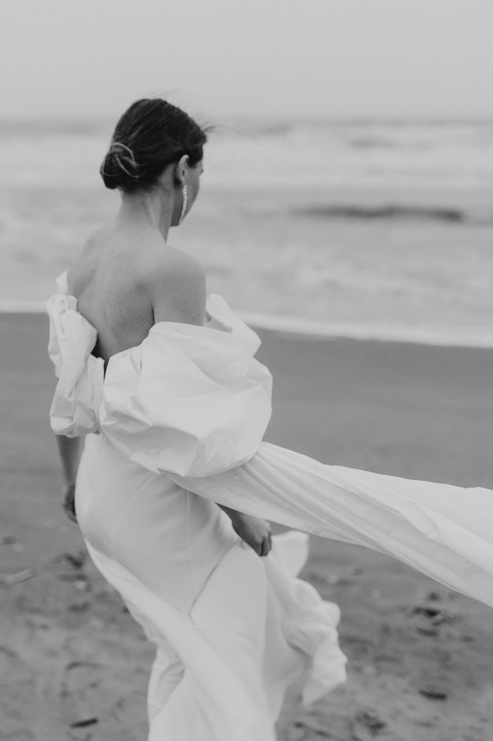 Sweet-Anticipation-Netherlands-Beach-Bridal-Editorial-w-35.jpg