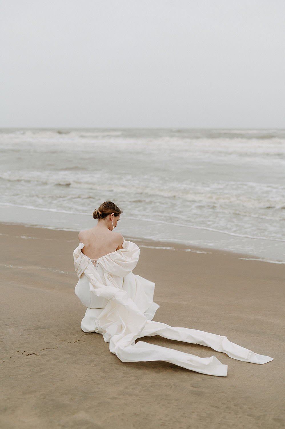 Sweet-Anticipation-Netherlands-Beach-Bridal-Editorial-w-37.jpg