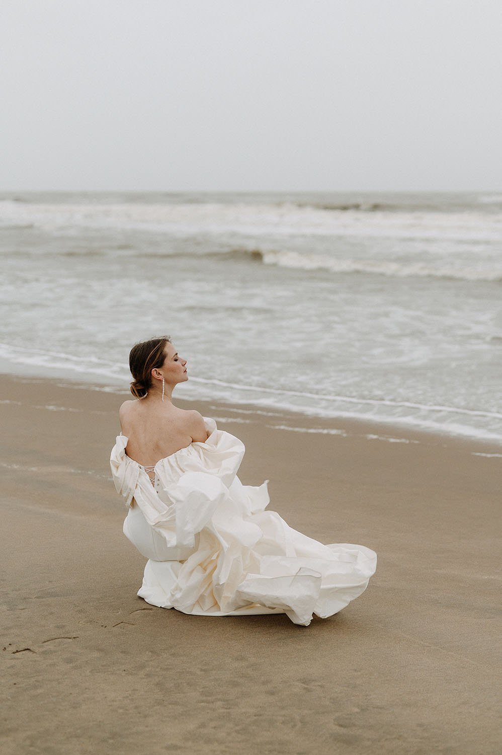 Sweet-Anticipation-Netherlands-Beach-Bridal-Editorial-w-38.jpg