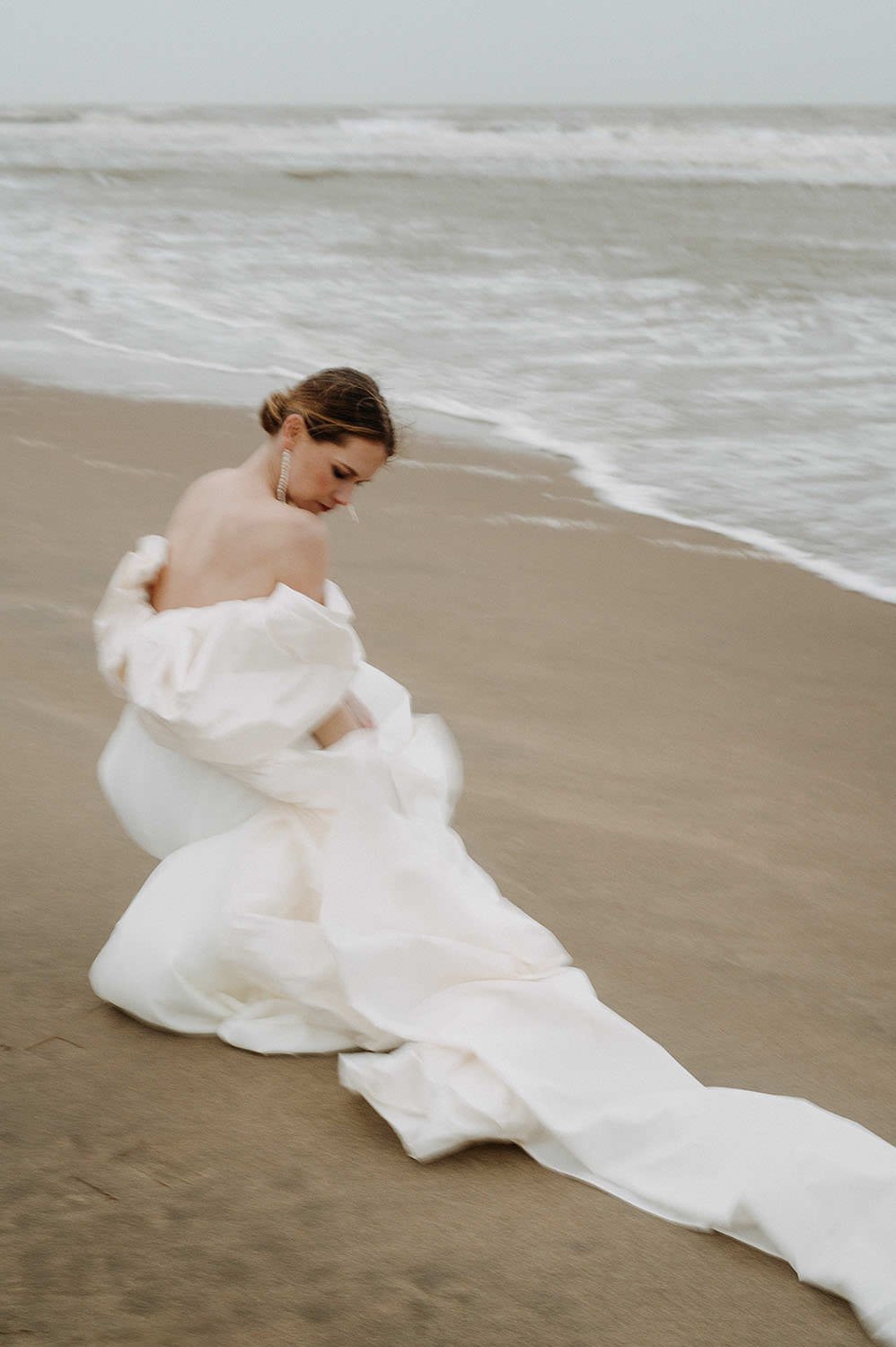 Sweet-Anticipation-Netherlands-Beach-Bridal-Editorial-w-40.jpg