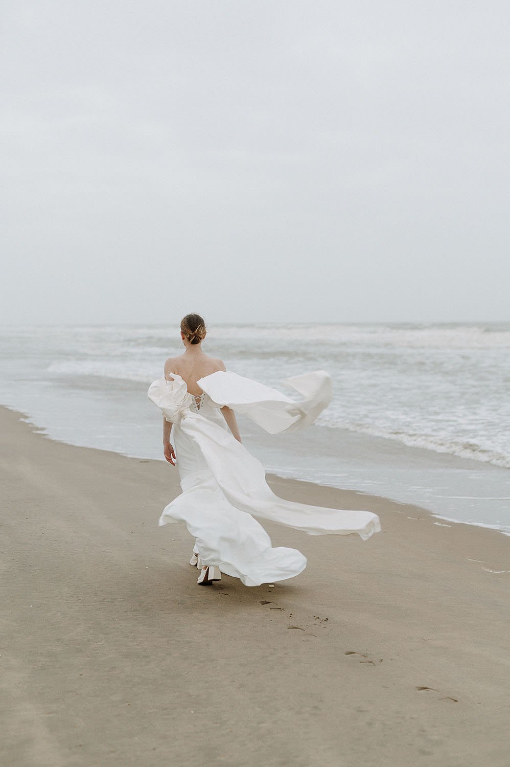 Sweet-Anticipation-Netherlands-Beach-Bridal-Editorial-w-48.jpg
