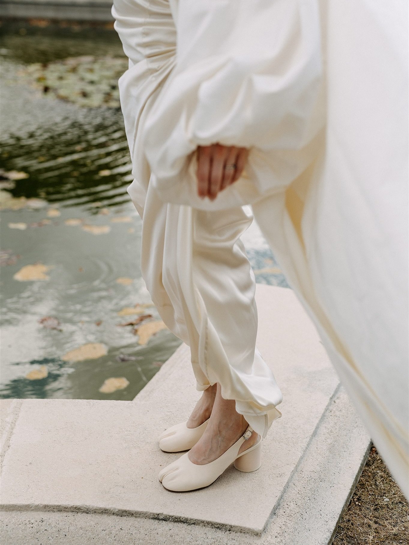 &mdash; bold and minimal all at once 🦢 

This iconic after wedding session in Vienna got featured in @brollops.guiden today and it made me reminisce over this perfect sunny afternoon.

Coat @atelierlajos 
Dress @jacquemus 
Shoes @maisonmargiela 
MUA