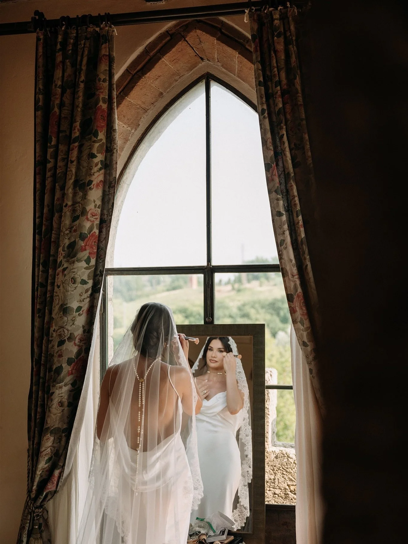 &mdash; a warm summer evening in Tuscany with Sylvia and Charles ✨ 

Planning @whiteevents_tuscany 
Gown @houseofcb 
Necklace @viviennewestwood 
Veil @dovegreybridal via @revellebridal 
Ring @jadetrau 
Florals @bianchi_fiori 
Video @caitcutty 
Photog